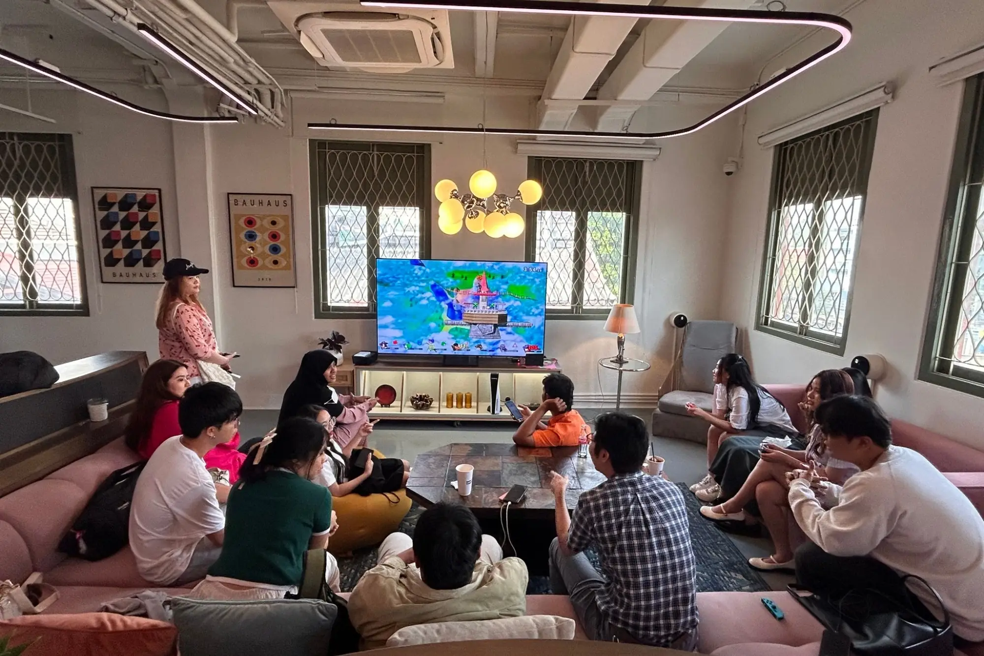 曼谷Such A Small World不止空间漂亮，喝咖啡、打电动、听黑胶这里都有。（来源：官方社群）