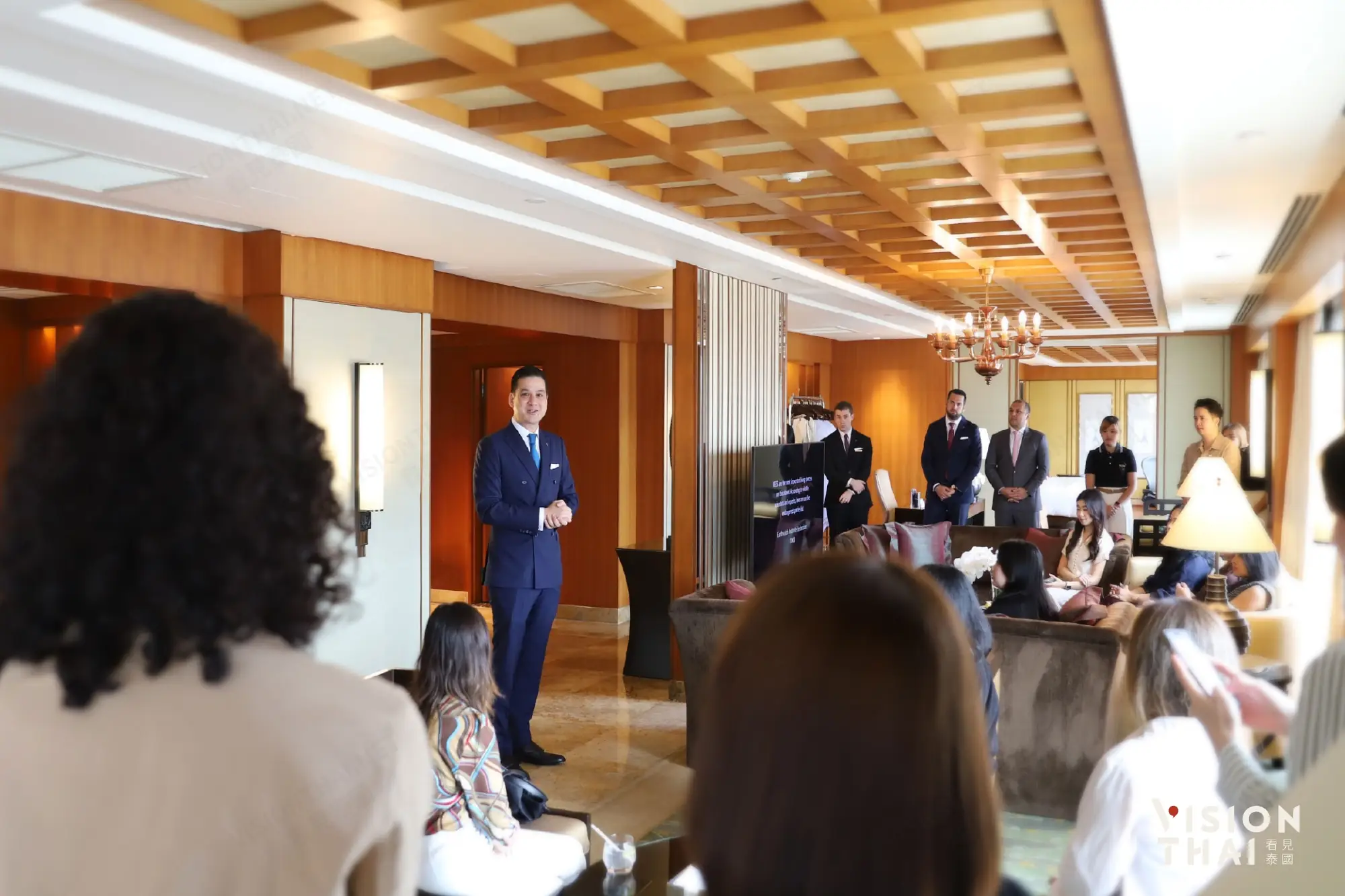 曼谷康莱德酒店总经理提摩西·圣斯贝里(Timothy Sainsbury)在媒体发布会中为首座“屋顶养蜂场”永续专案揭开序幕(来源:曼谷康莱德提供)