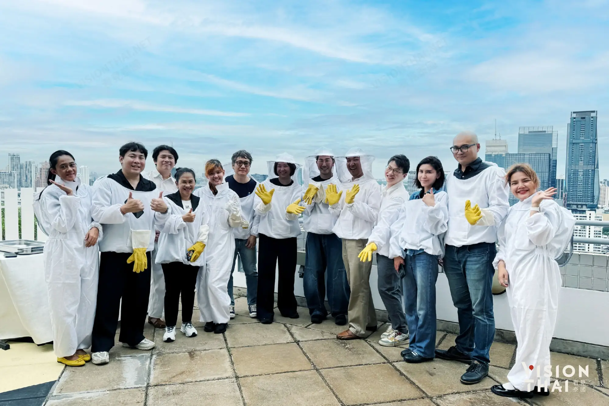 VisionThai 看见泰国创办人李致德(Chit Lee,Ter)受邀参观曼谷康莱德酒店“屋顶养蜂场”(来源:VisionThai 看见泰国)