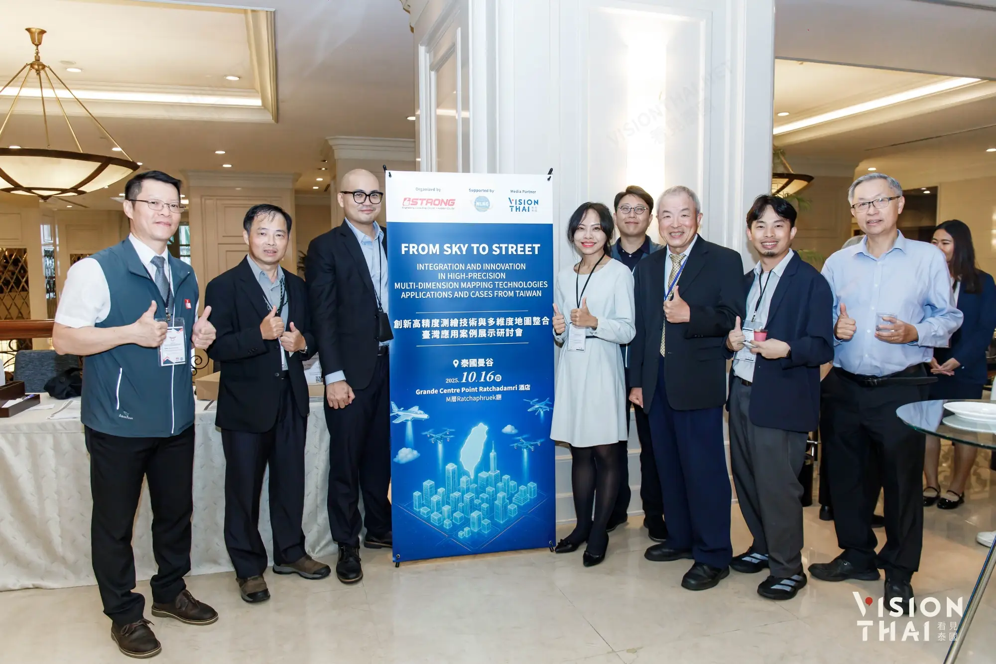 與會貴賓：自強工程顧問副總邱俊榮（左一）、內政部國土測繪中心副主任曾耀賢（左二）、看見泰國創辦人李致德（左三）、內政部國土測繪中心專員高名旻（右五）、主講人蔡欣達代表（右四）、陽明交通大學土木系史天元教授、自強工程賴俊廷技師、馬來西亞的百輪齡（JP Survey)測量公司副總裁黃錦輝