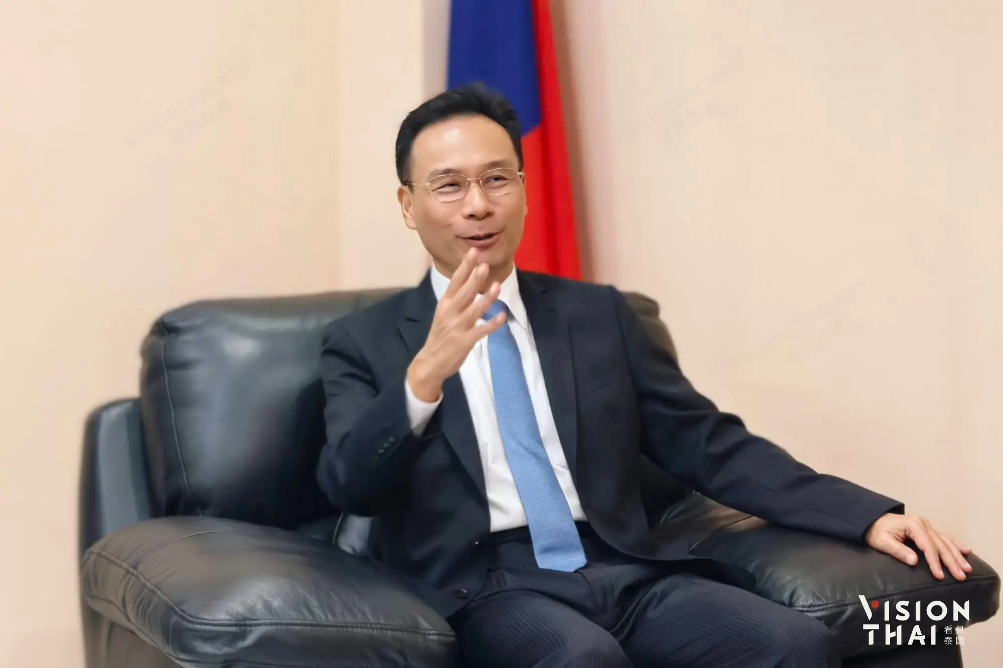 駐泰國代表藍夏禮接見第六屆「海外十大傑出青年」得主VisionThai 看見泰國創辦人李致德。（來源：看見泰國 VisionThai）