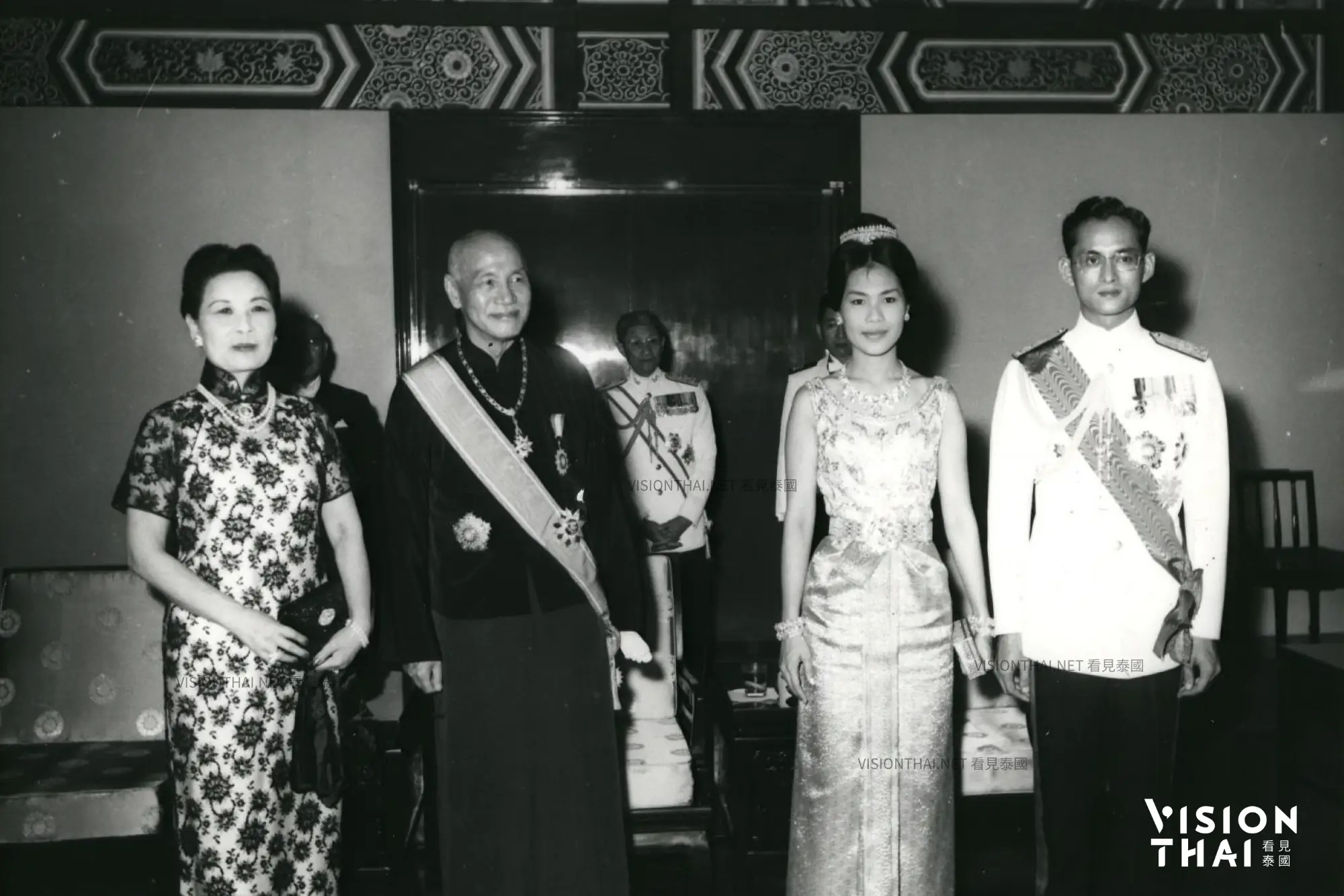 蔣中正總統與夫人在台北圓山飯店宴請九世王與詩麗吉王后（照片來源：中華民國外交部與國史館授權，Vision Thai 看見泰國後製）
