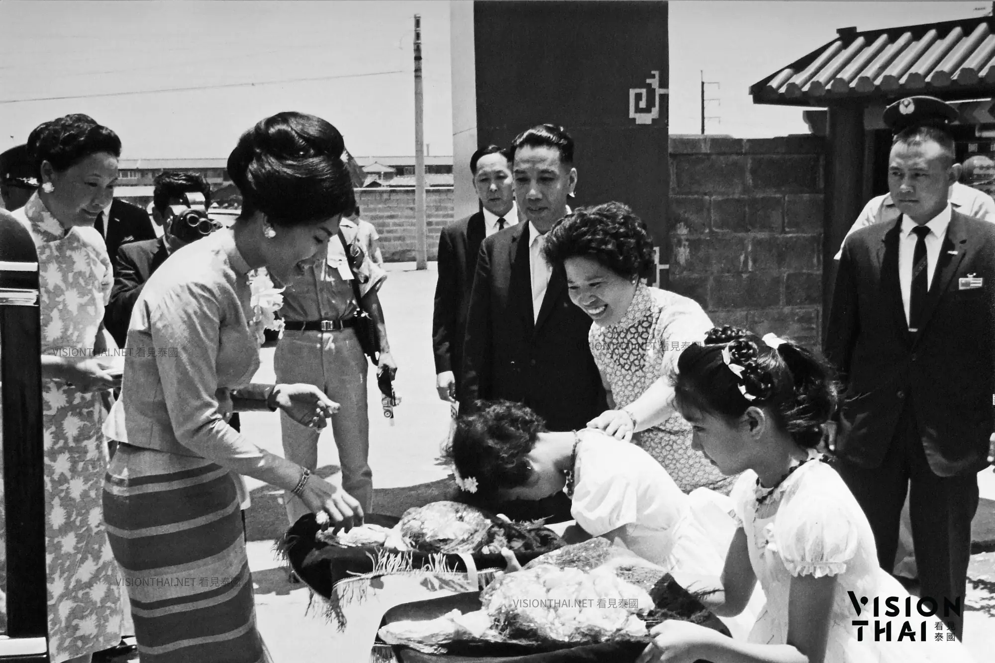 泰國詩麗吉王后與台灣育幼院院童親切互動（照片來源：中華民國外交部與國史館授權，Vision Thai 看見泰國後製）