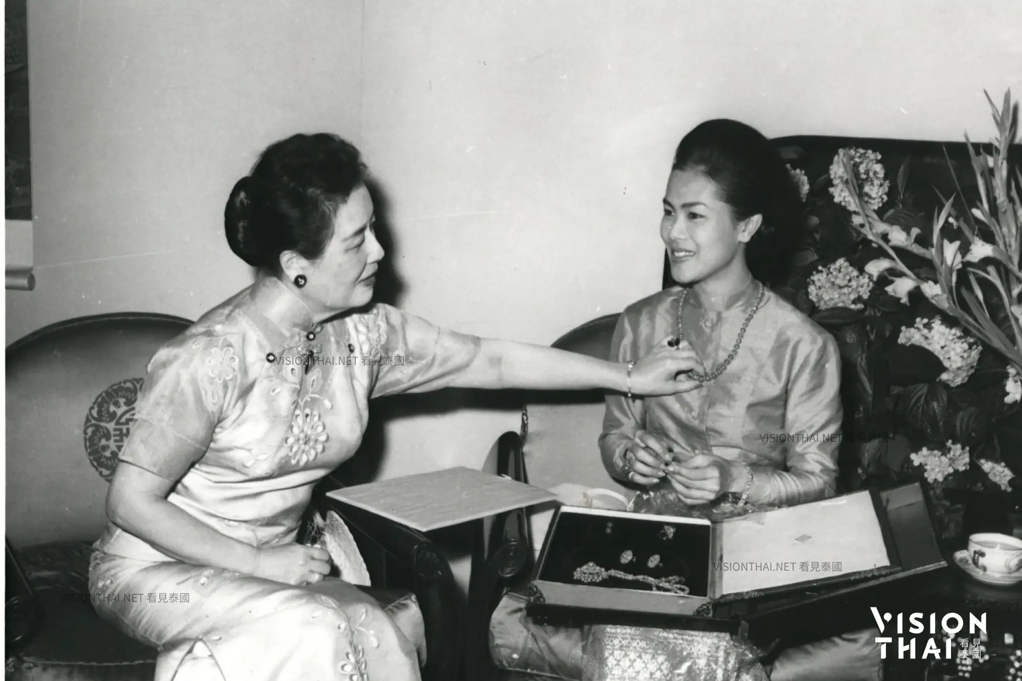 總統夫人蔣宋美齡與詩麗吉王后會晤（照片來源：中華民國外交部與國史館授權，Vision Thai 看見泰國後製）