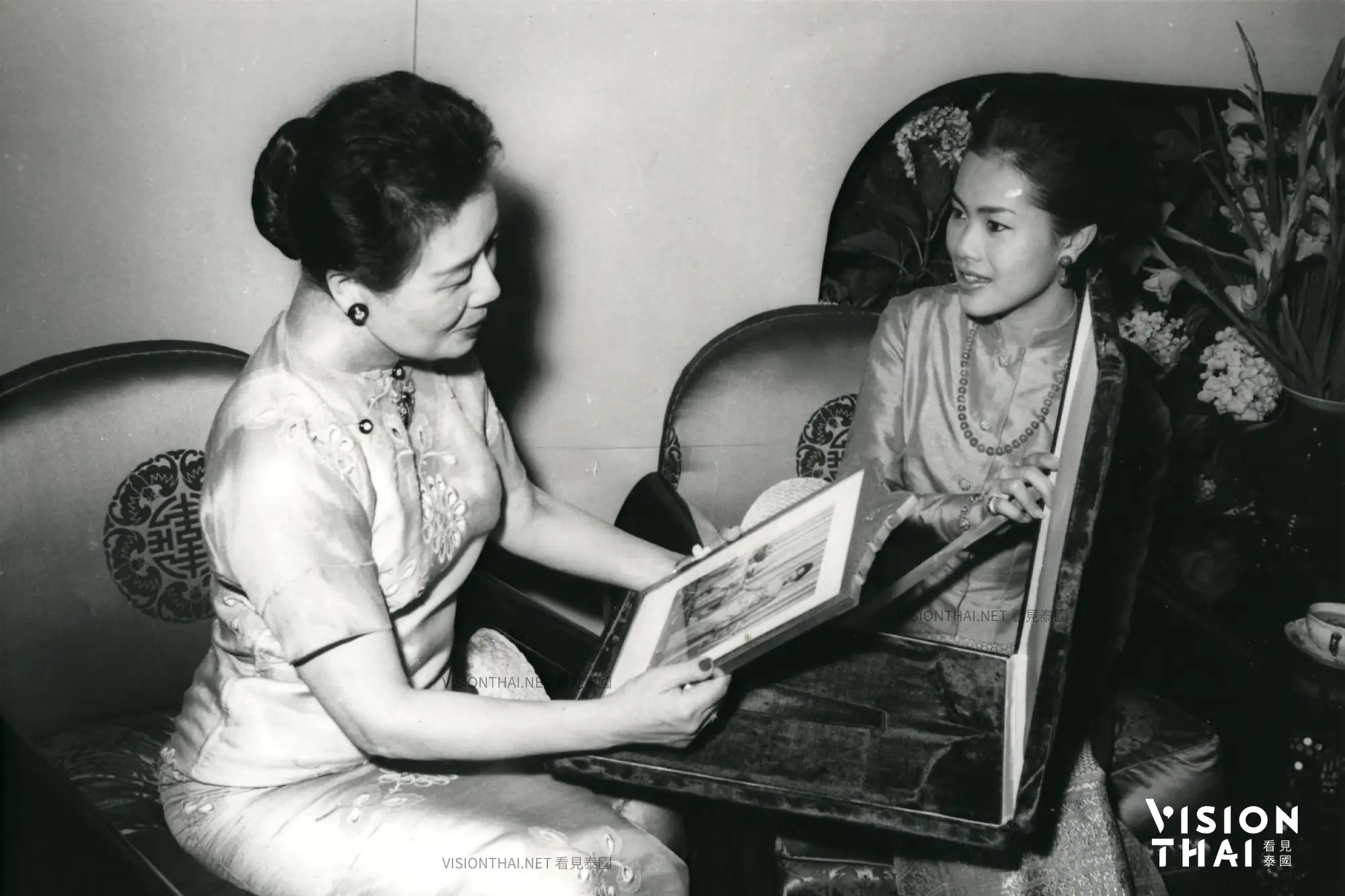 總統夫人蔣宋美齡與詩麗吉王后會晤（照片來源：中華民國外交部與國史館授權，Vision Thai 看見泰國後製）