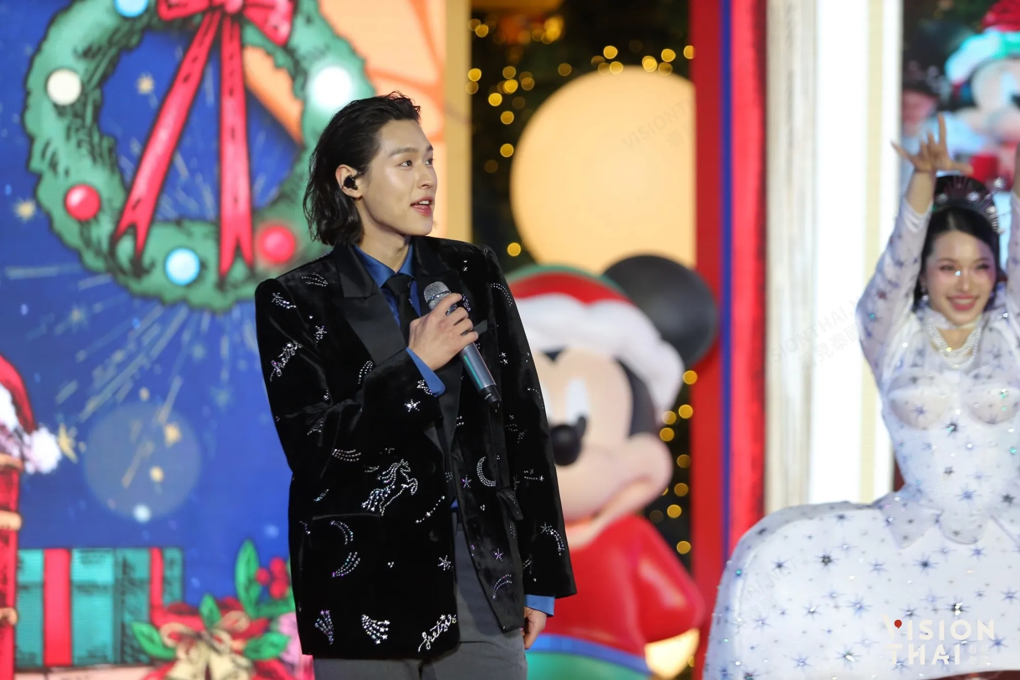 centralwOrld圣诞树开幕点灯邀来人气泰星Billkin（来源：官方）