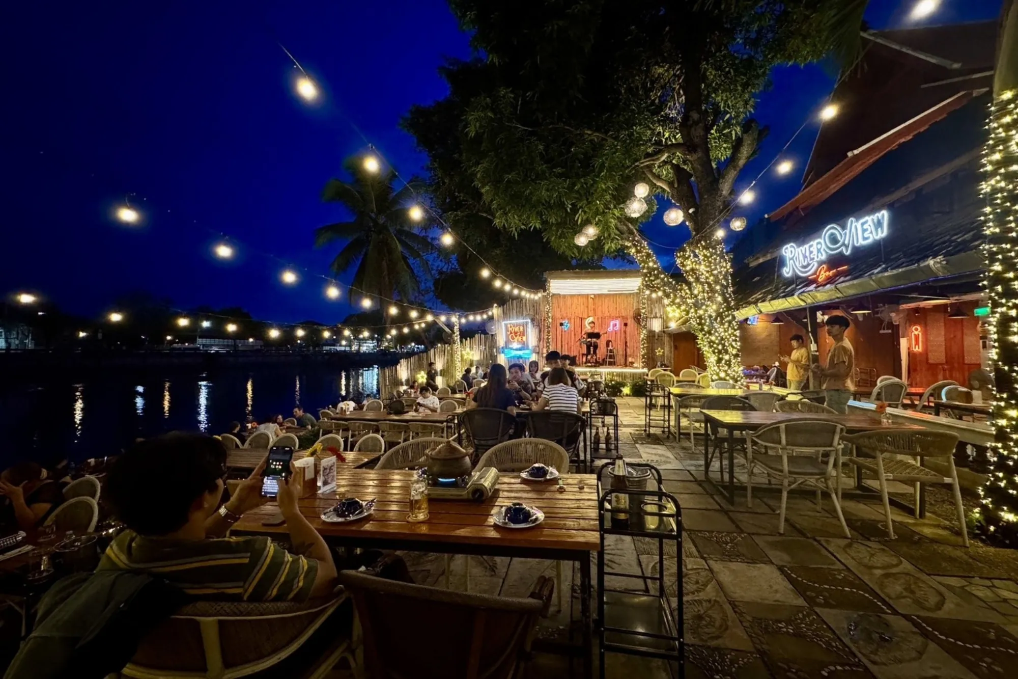 清迈古城旁的River view bar，以河畔夜景与陶罐小火锅闻名。（来源：官方社群）