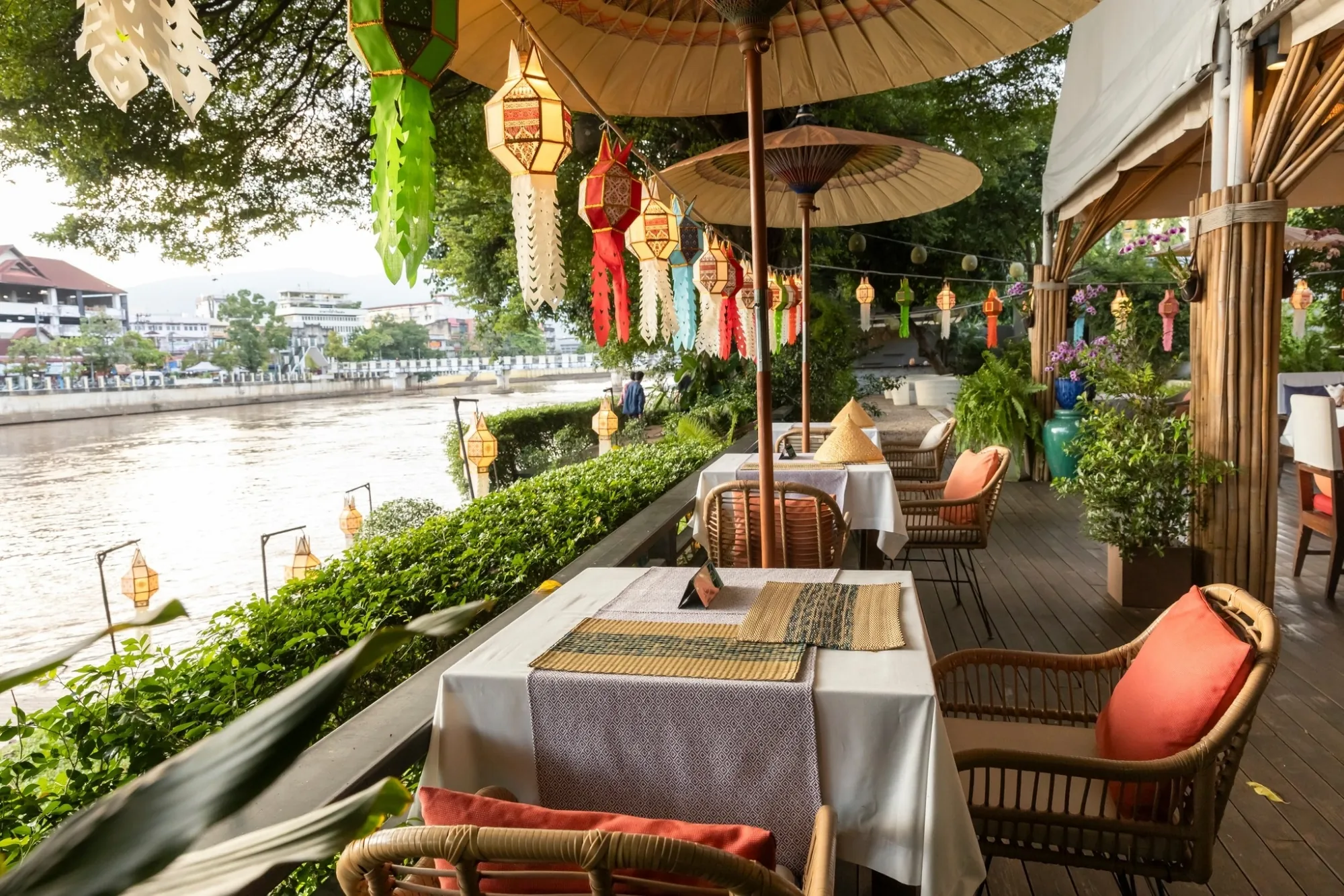 清迈人气店家Wanlamun的河畔分店，可以吃到泰北家常菜、创意甜品。（来源：官方社群）