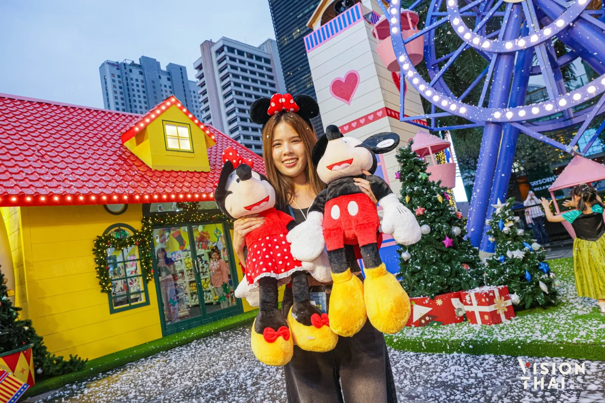 米奇与朋友们打造的经典圣诞小镇，每日17:00、19:00有人工飘雪体验。（来源：官方社群）