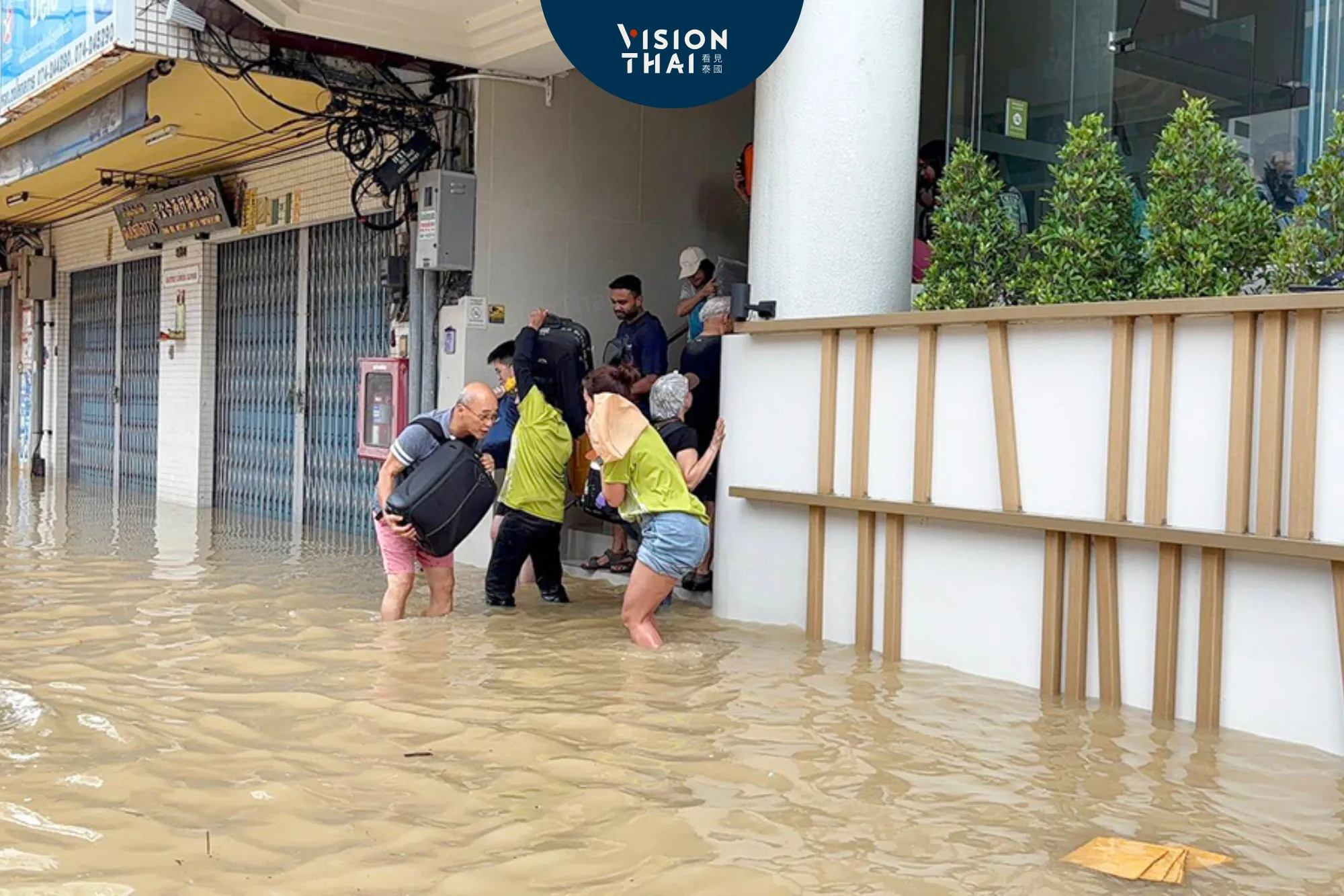 泰國南部洪水慘！交通癱瘓旅客受困合艾（來源：khaosod english）