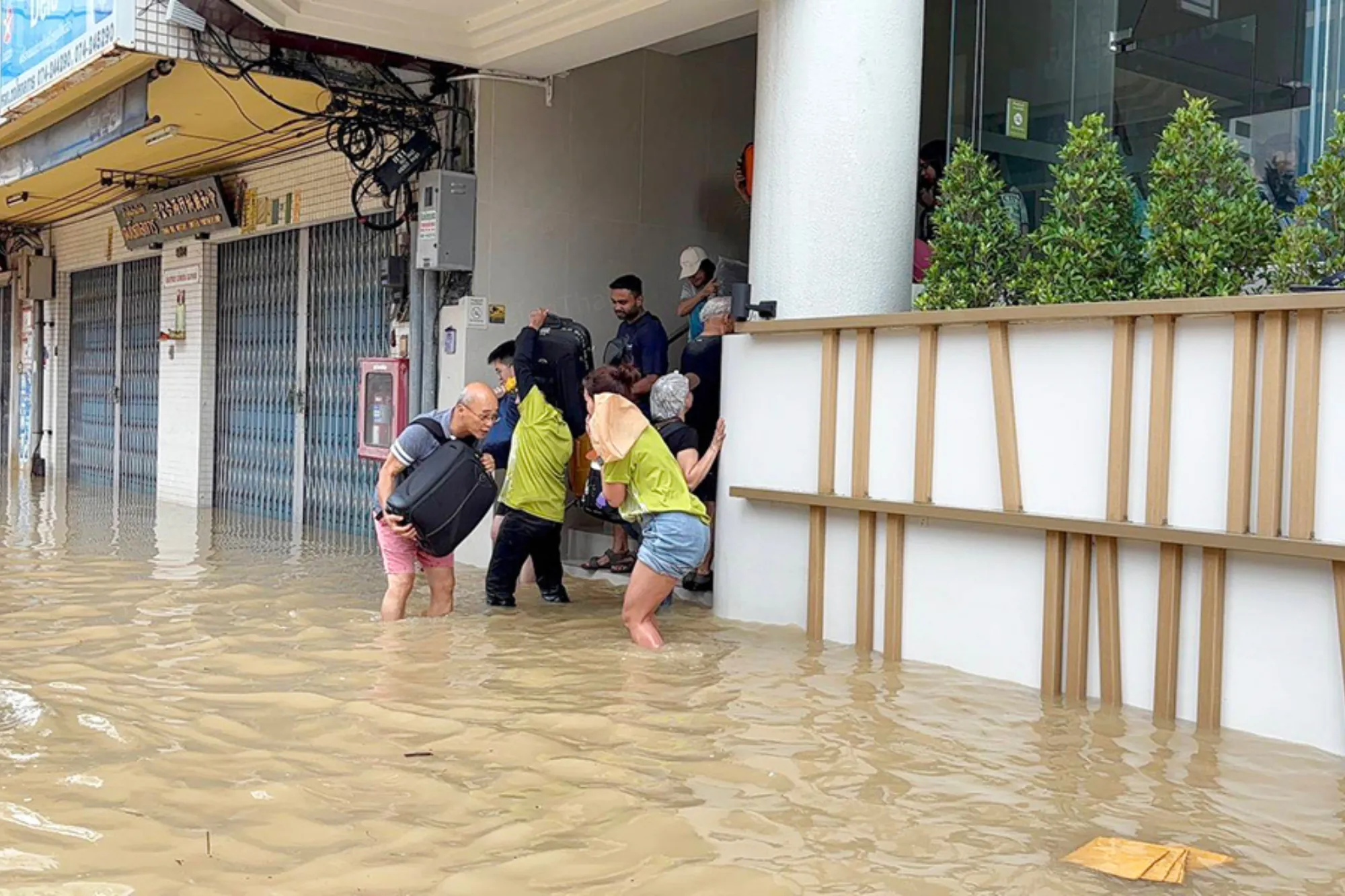 泰国南部300年最大豪雨 402游客紧急疏散（来源：khaosod english）