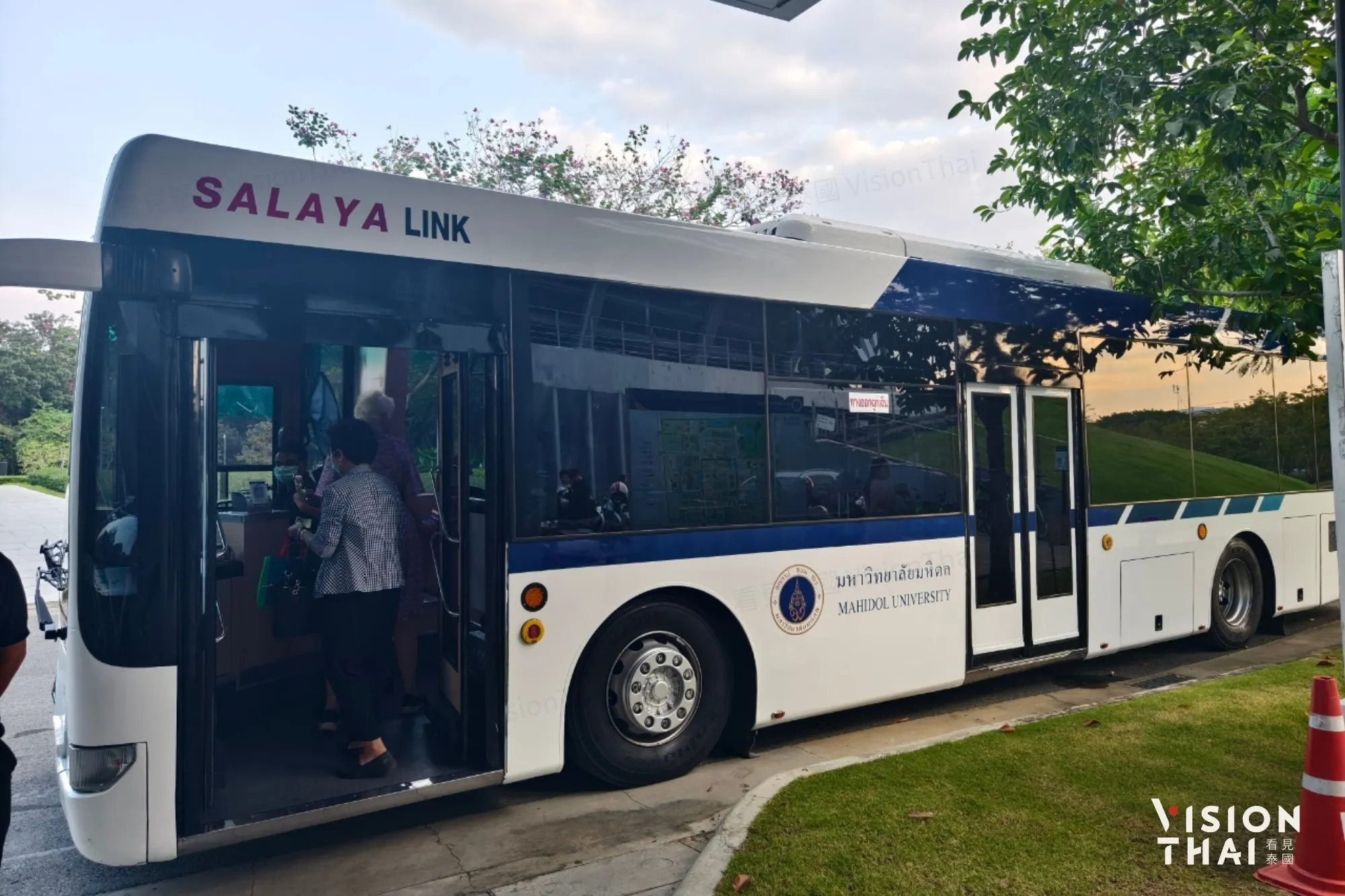 马希敦大学提供接驳公交车服务，方便听众往返校区与市区。（来源：官方）