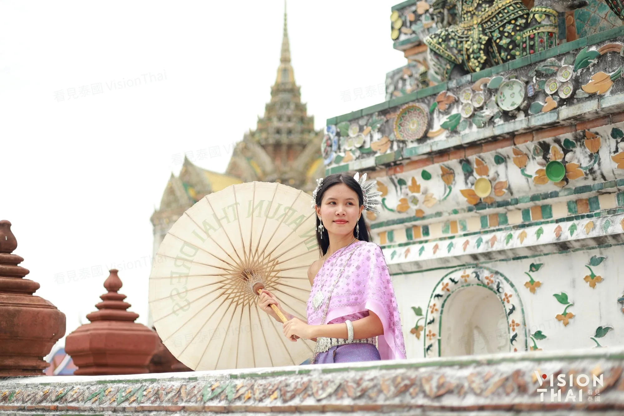 换上泰服跟曼谷郑王庙合照是泰国旅游热门体验之一！（来源：看见泰国 VisionThai）