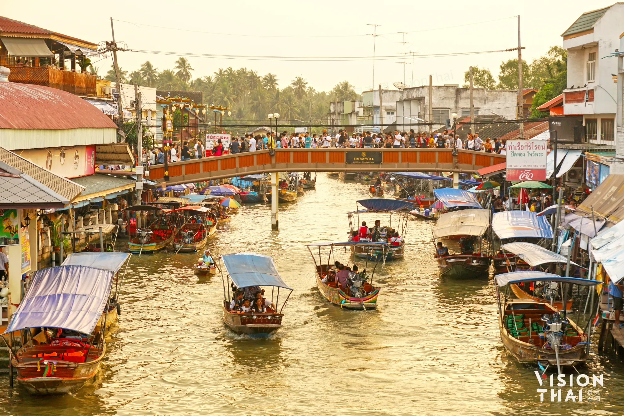 在安帕瓦搭长尾船逛水上市场是必体验之一（来源：看见泰国 VisionThai）