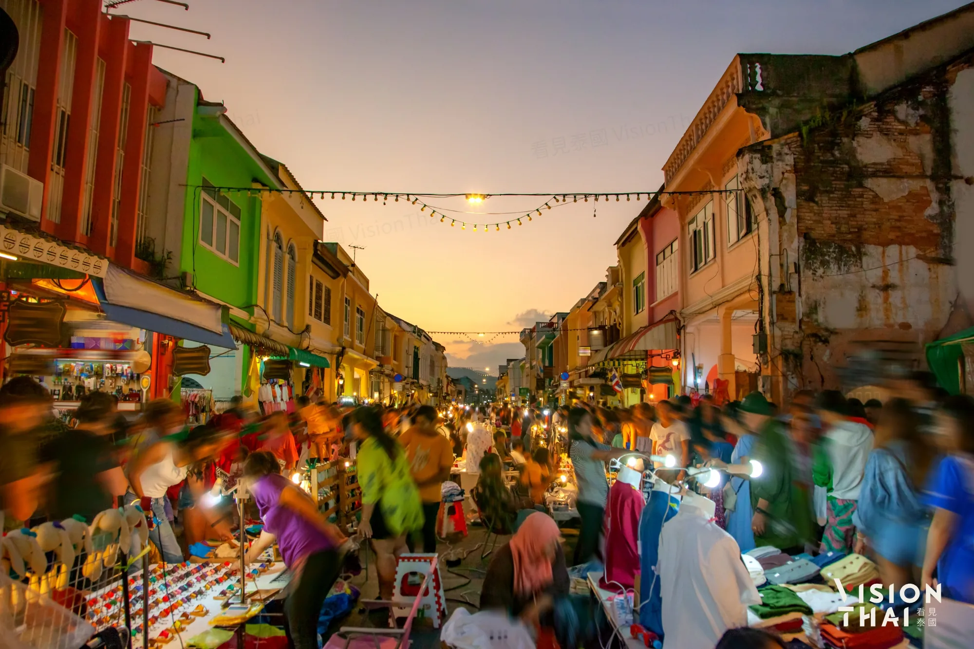 普吉老城区「周日步行街市集」，不只漂亮好拍也非常好逛。（来源：看见泰国 VisionThai）
