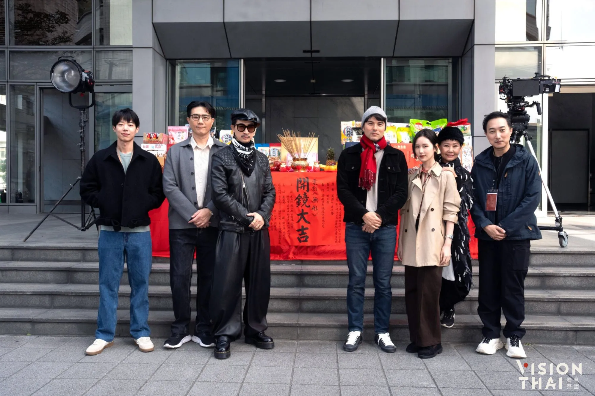 導演奚岳隆（右）新作《無形》正式開鏡，主演包括呂雪鳳（右二起）、葉芷妤、鳳小岳、Darren邱凱偉、蔣偉文、黃信赫等人，預計農曆年前殺青。（來源：官方）