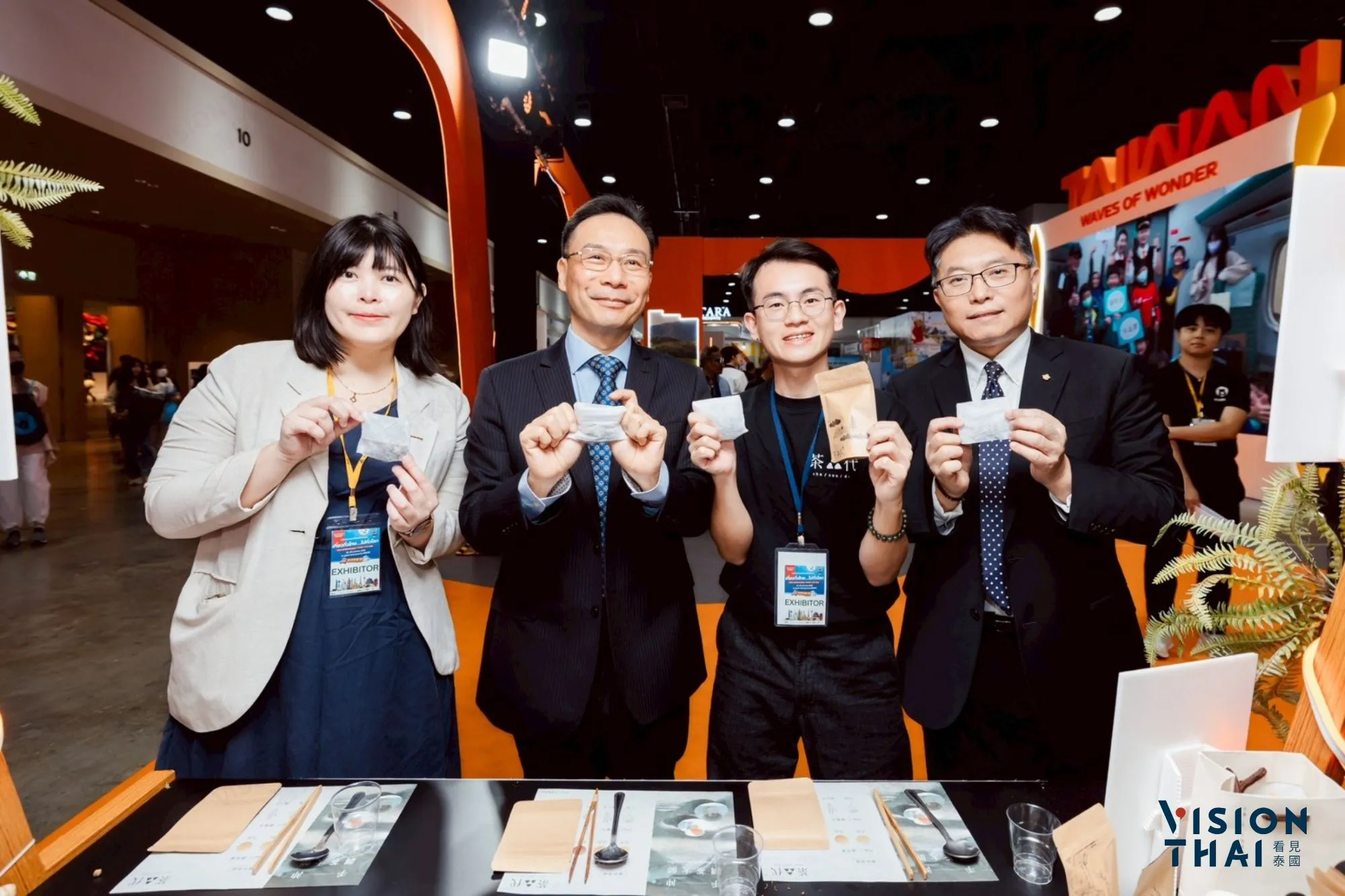 駐泰代表藍夏禮(左二)與觀光署駐曼谷辦事處主任陳憶婷(左)於TITF台灣館與業者交流(來源:官方提供)