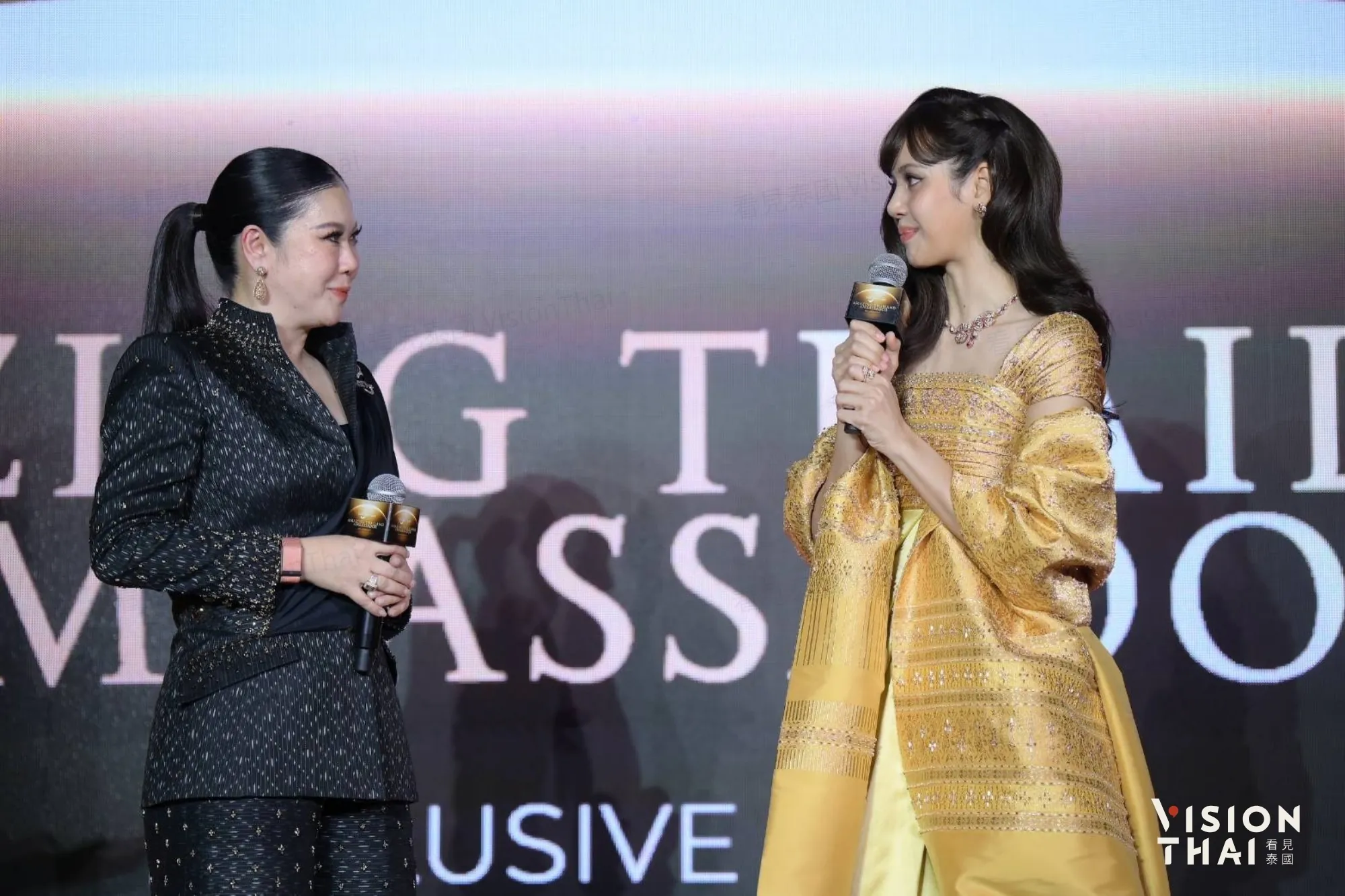 Lisa出席 「Amazing Thailand大使」揭幕儀式 泰絲禮服致敬王太后