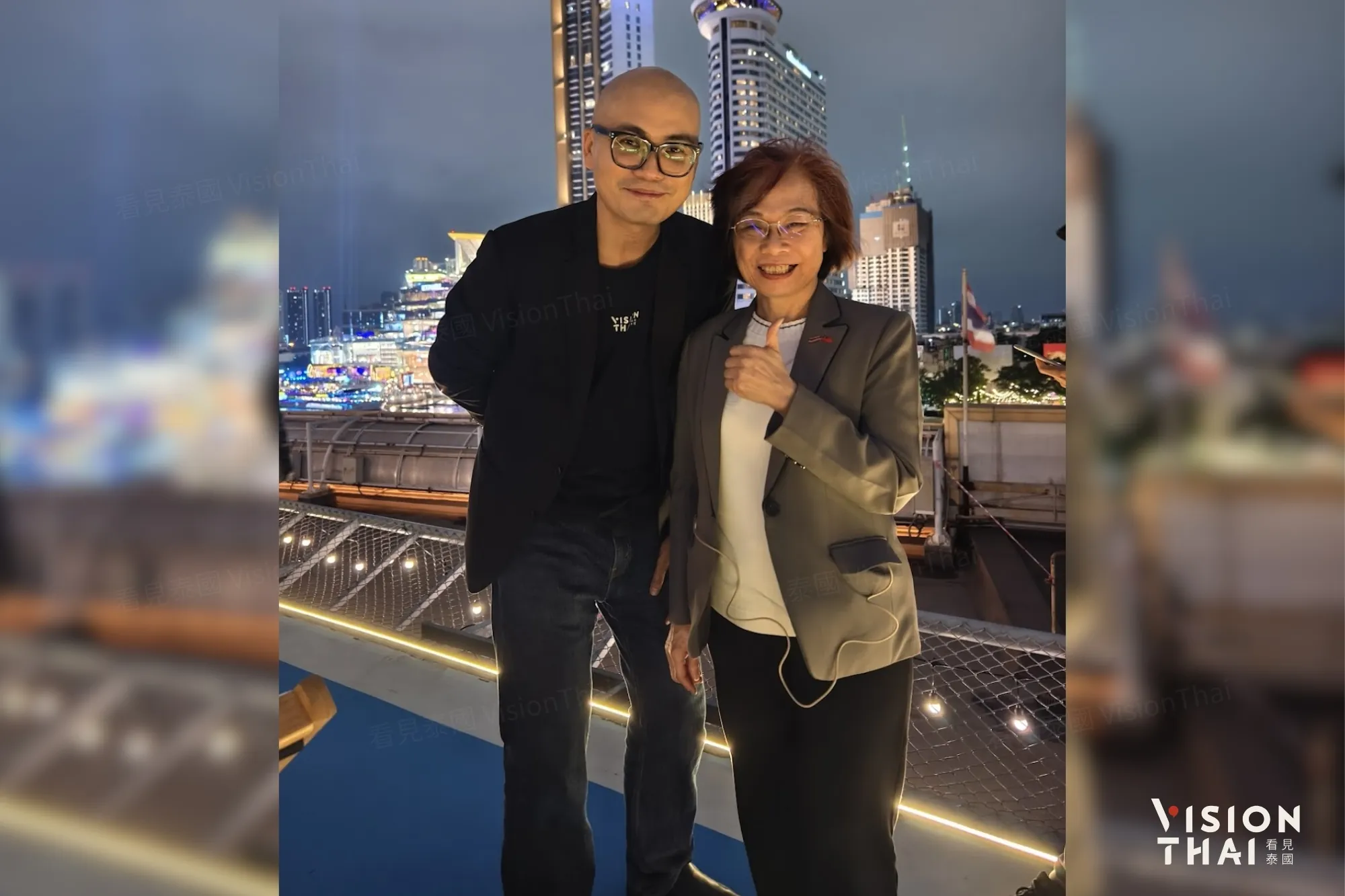 泰國台灣聖通慈善基金會董事長郭修敏與《Vision Thai看見泰國》創辦人、第六屆海外十大傑出青年得主李致德於曼谷放映會上合影（來源：看見泰國）