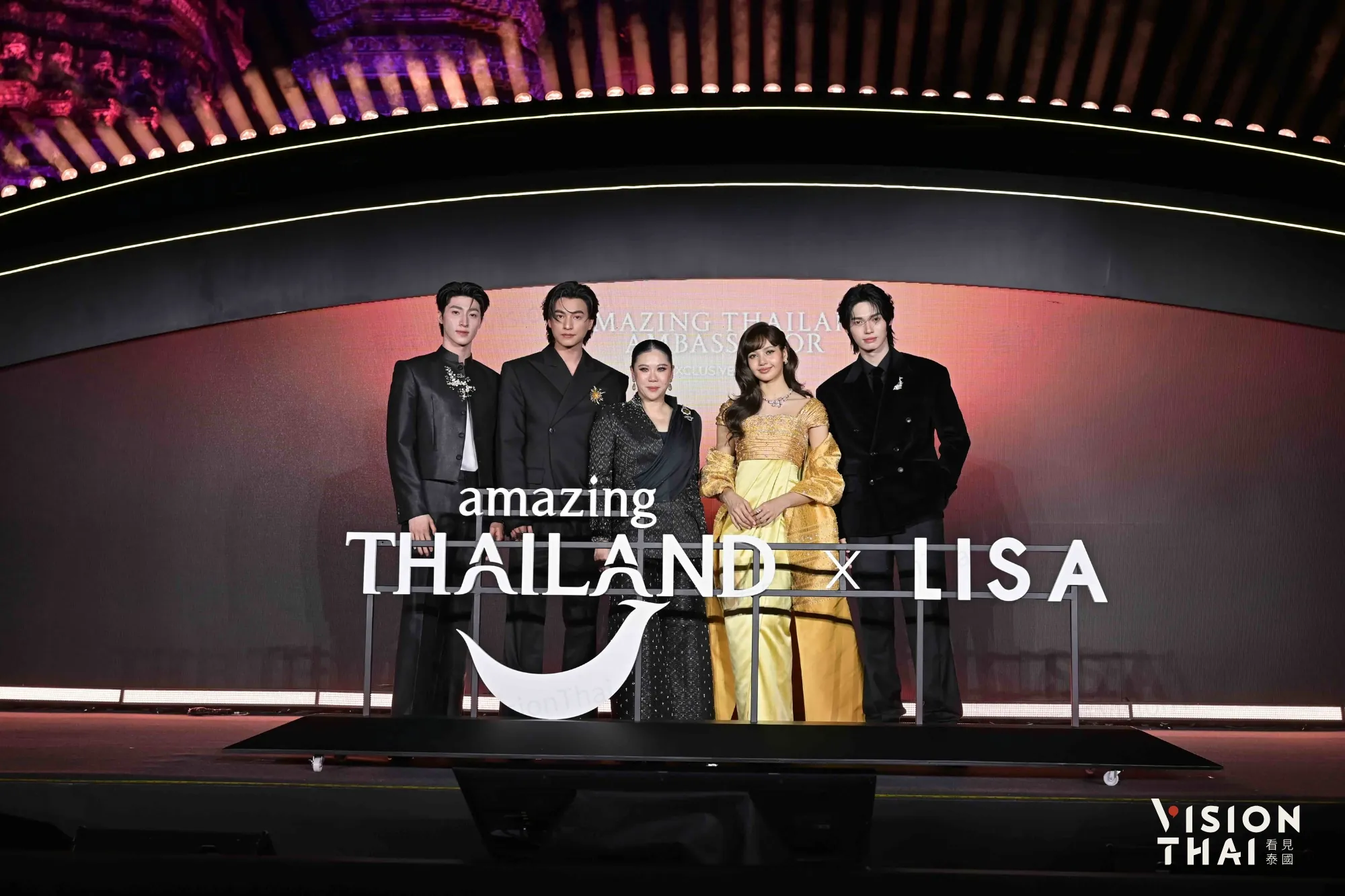 （圖左到右）Blue Pongtiwat、Gulf Kanawut、泰觀局局長塔帕妮、觀光大使Lisa和Win Metawin，出席「Feel All the Feelings」宣傳活動。（來源：官方）