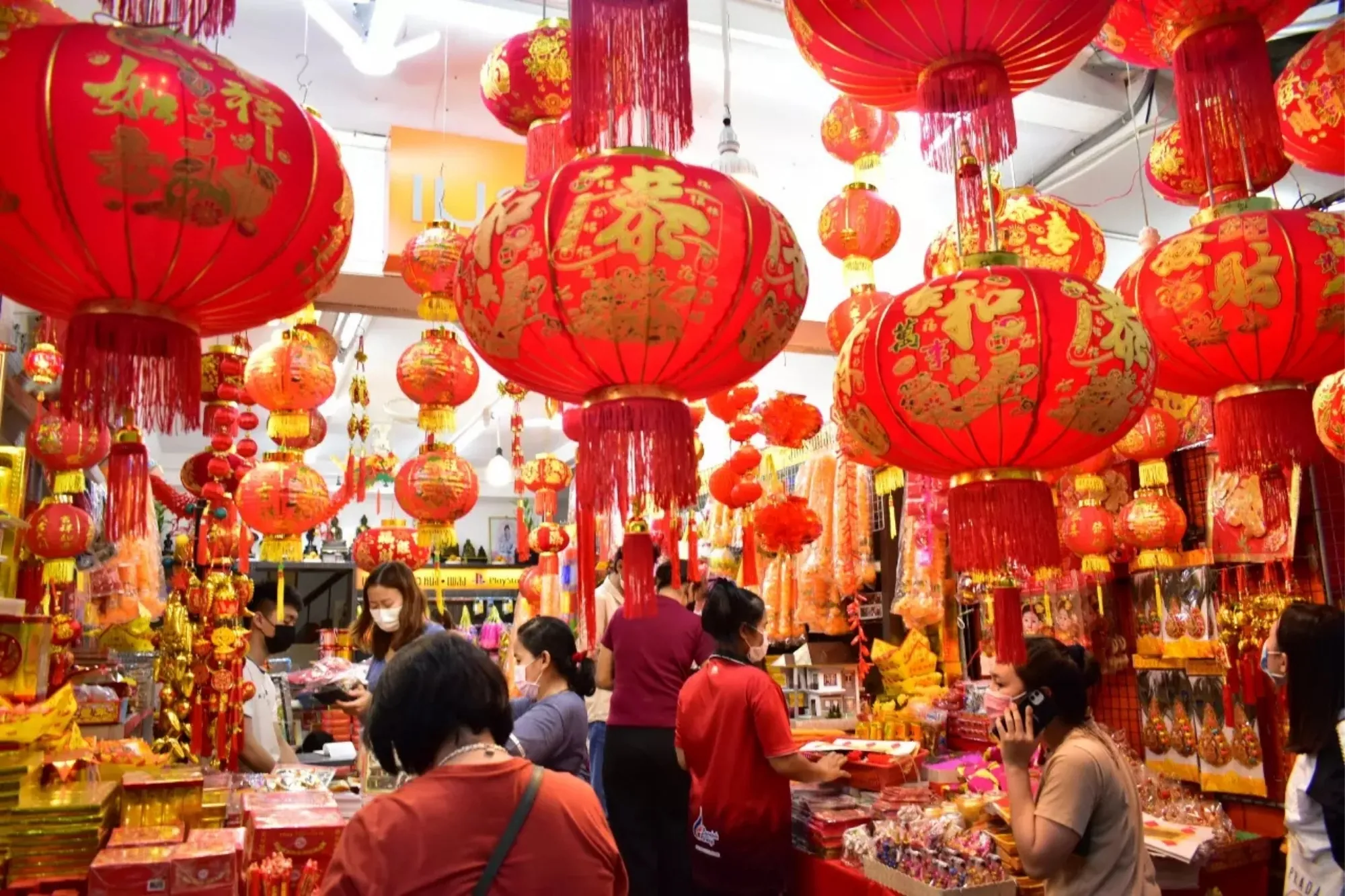 泰國華人會在除夕前一天辦年貨，也會在傍晚贏請土地公保佑整年的平安。（來源：thairath）