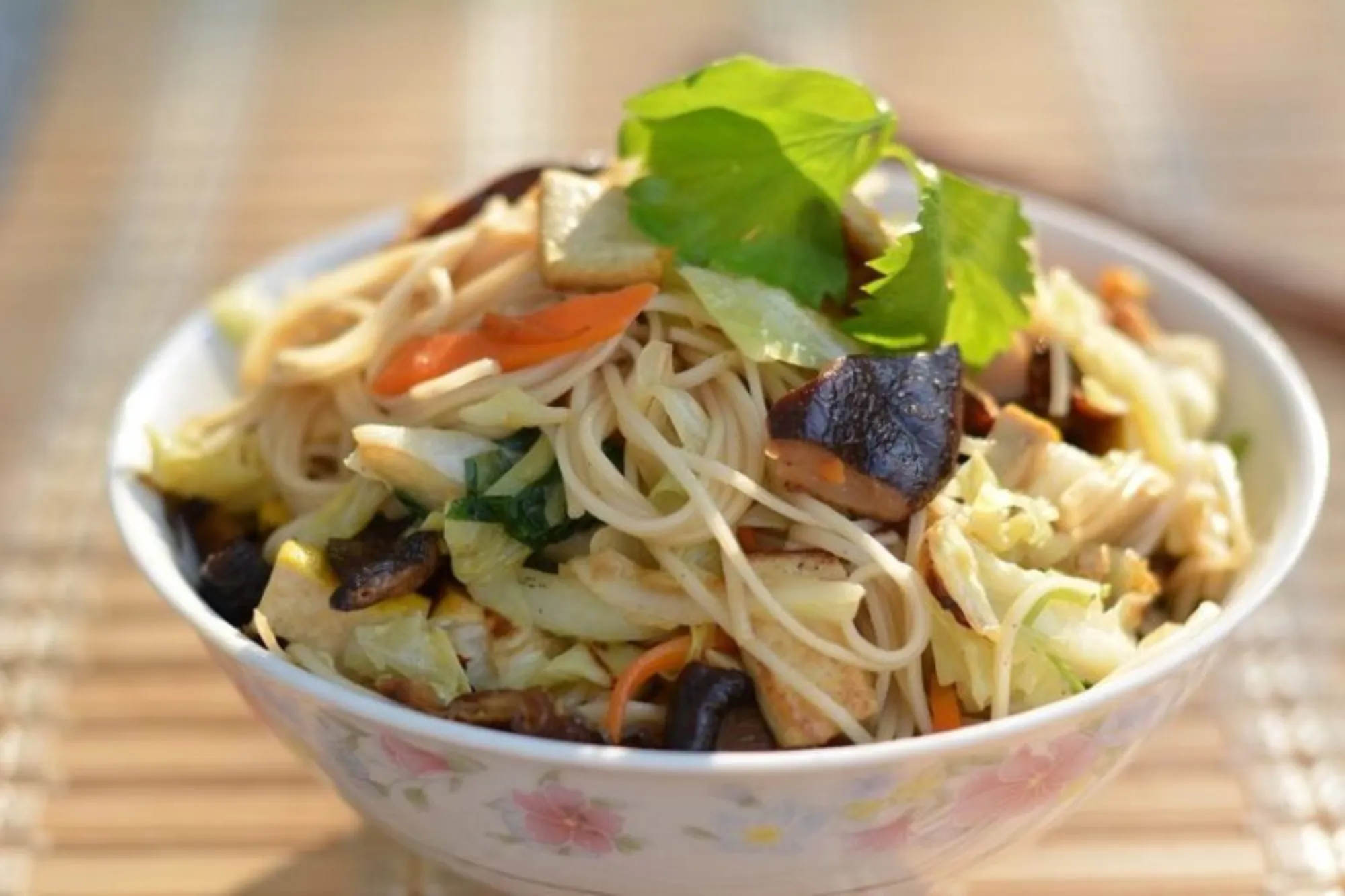 炒粉絲象徵的是細水長流的福壽（來源：khaosod）