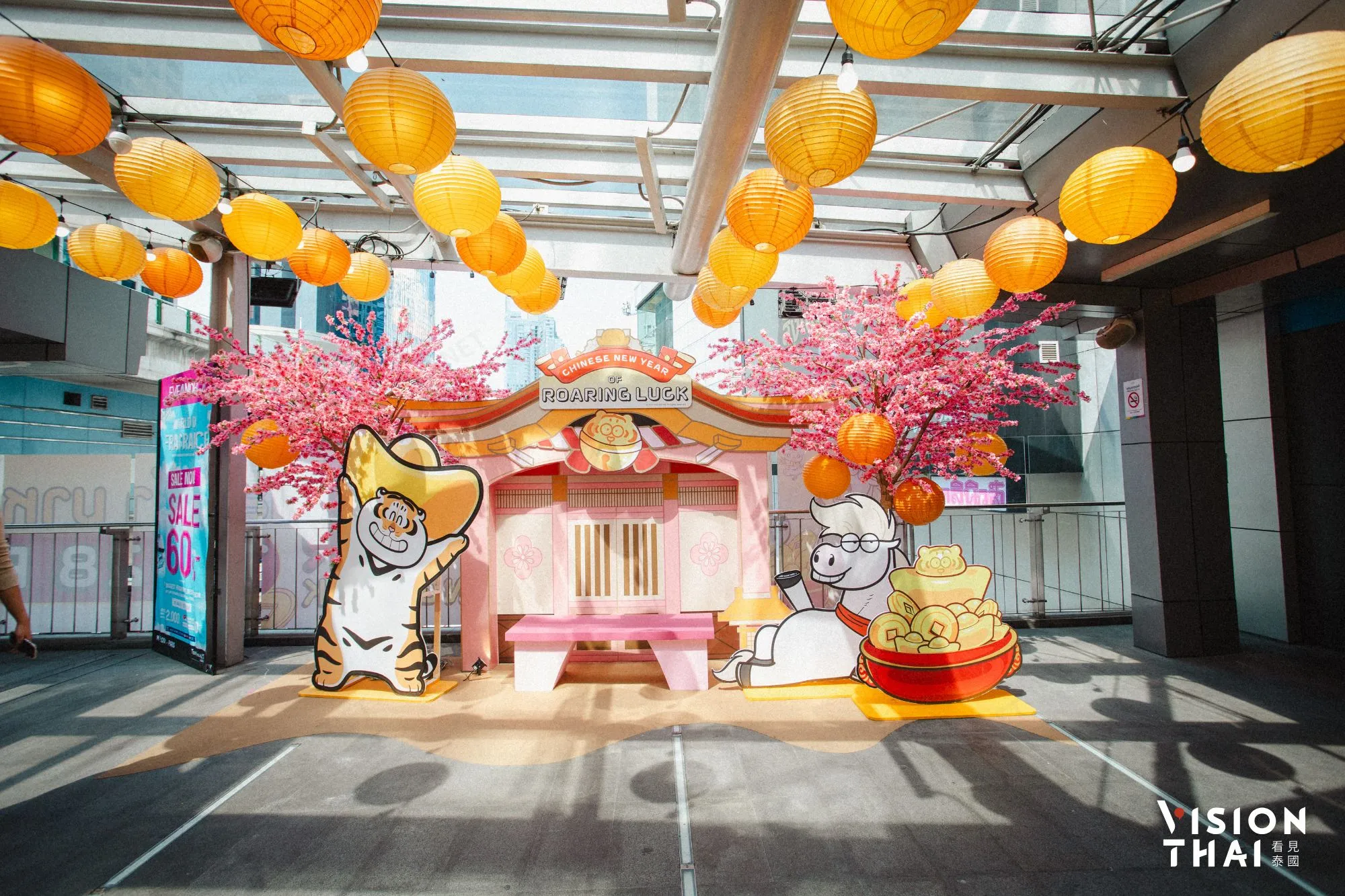 充滿童趣風格涼亭與福虎造景，為傳統春節增添了繽紛的時尚感。（來源：官方）