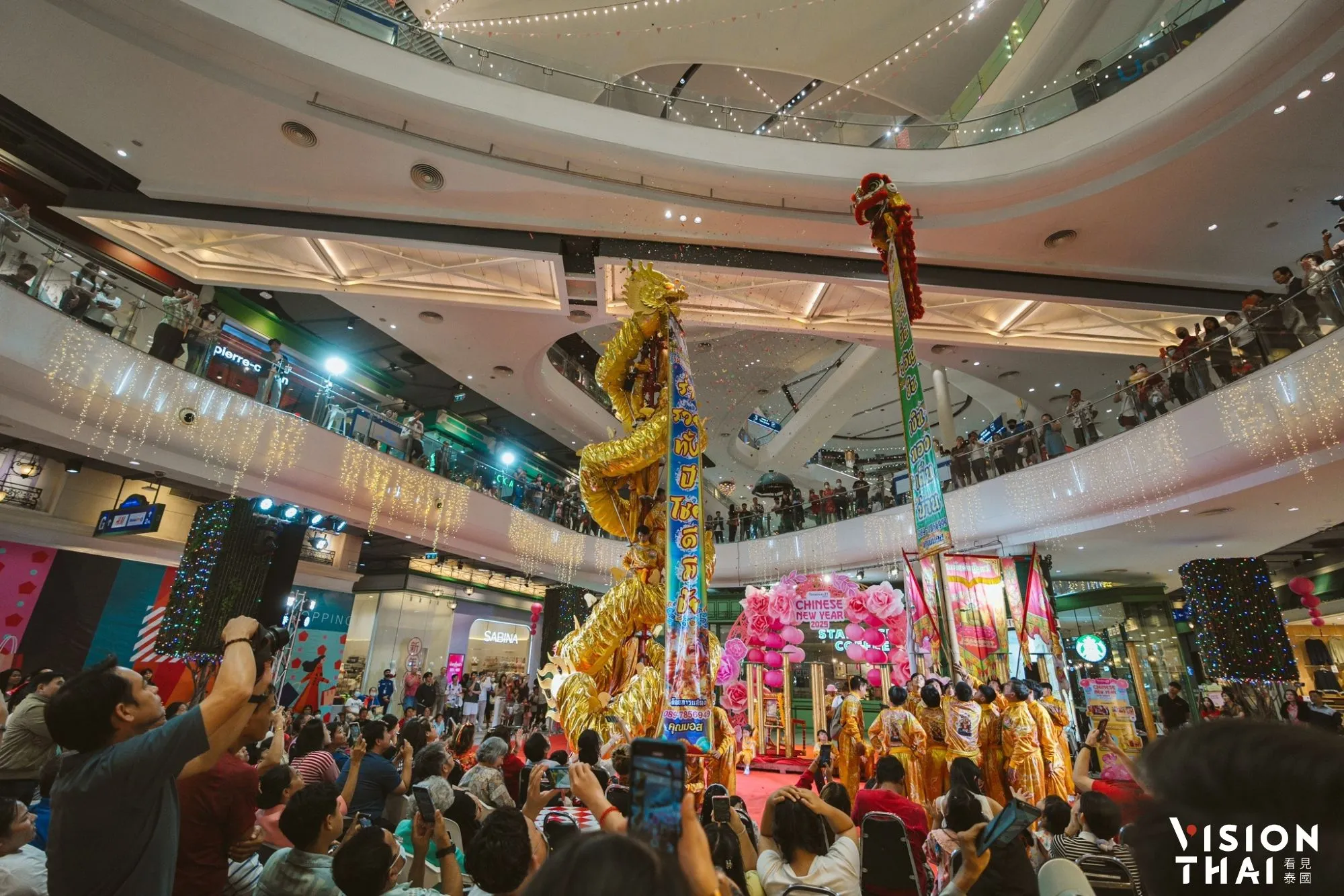 驚艷全場！Terminal 21 Korat邀請雜技團跨海演出「鏡龍舞」。（來源：官方）