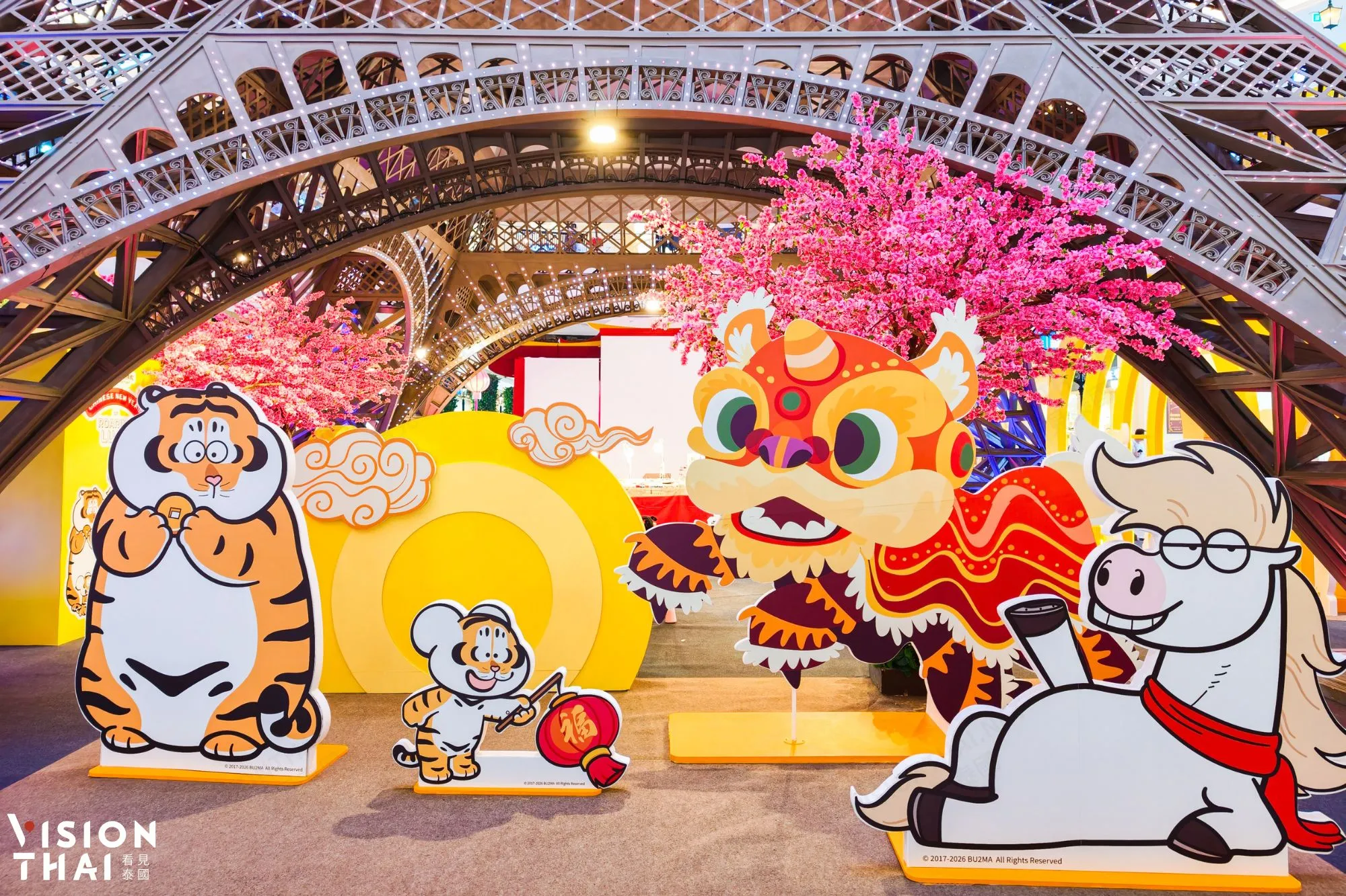 艾菲爾鐵塔鐵塔下的舞龍舞獅與胖虎，中西合璧過大年。（來源：官方）