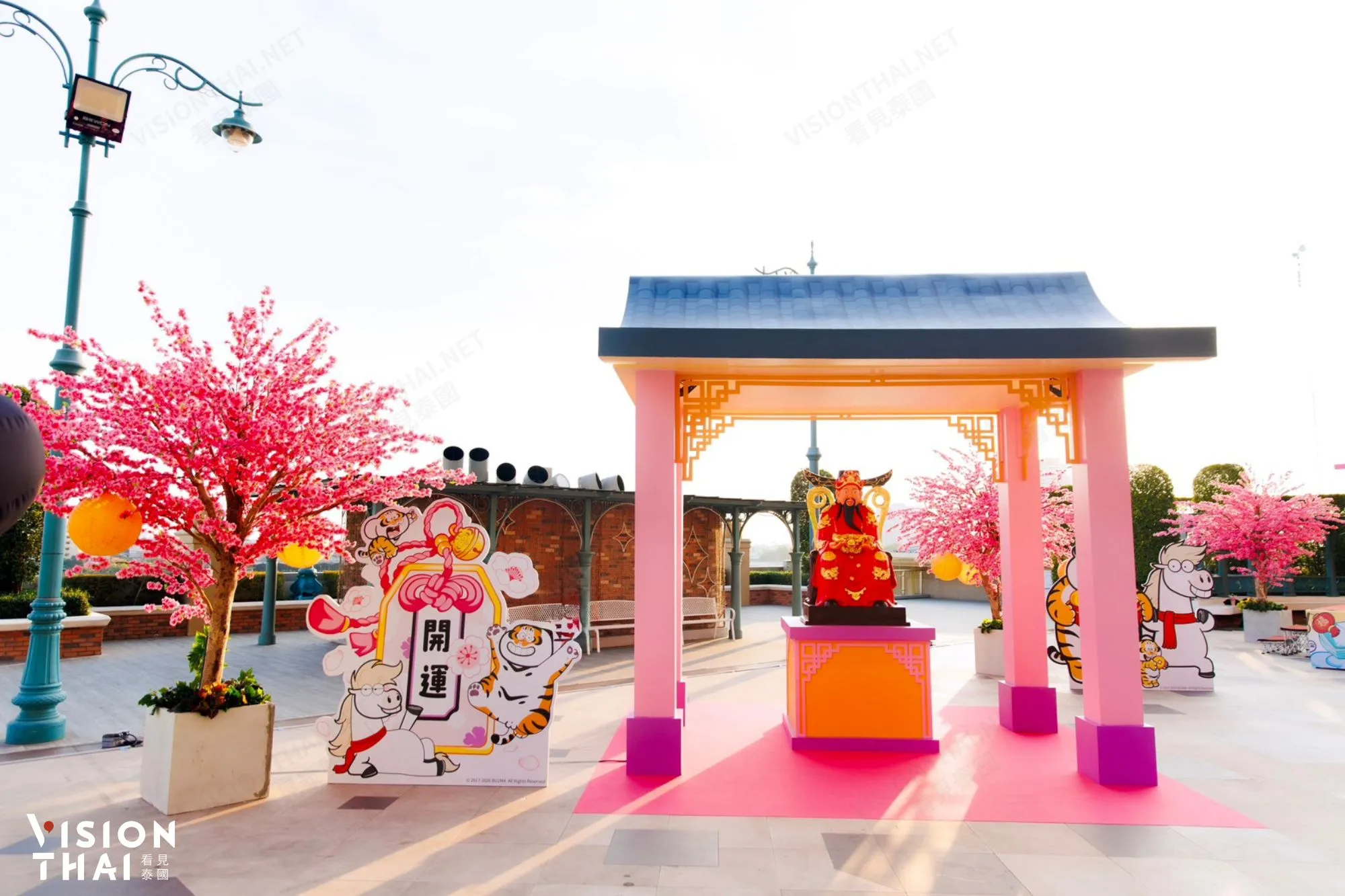 商場門口設置財神爺與開運胖虎，帶你迎接馬年。（來源：官方）