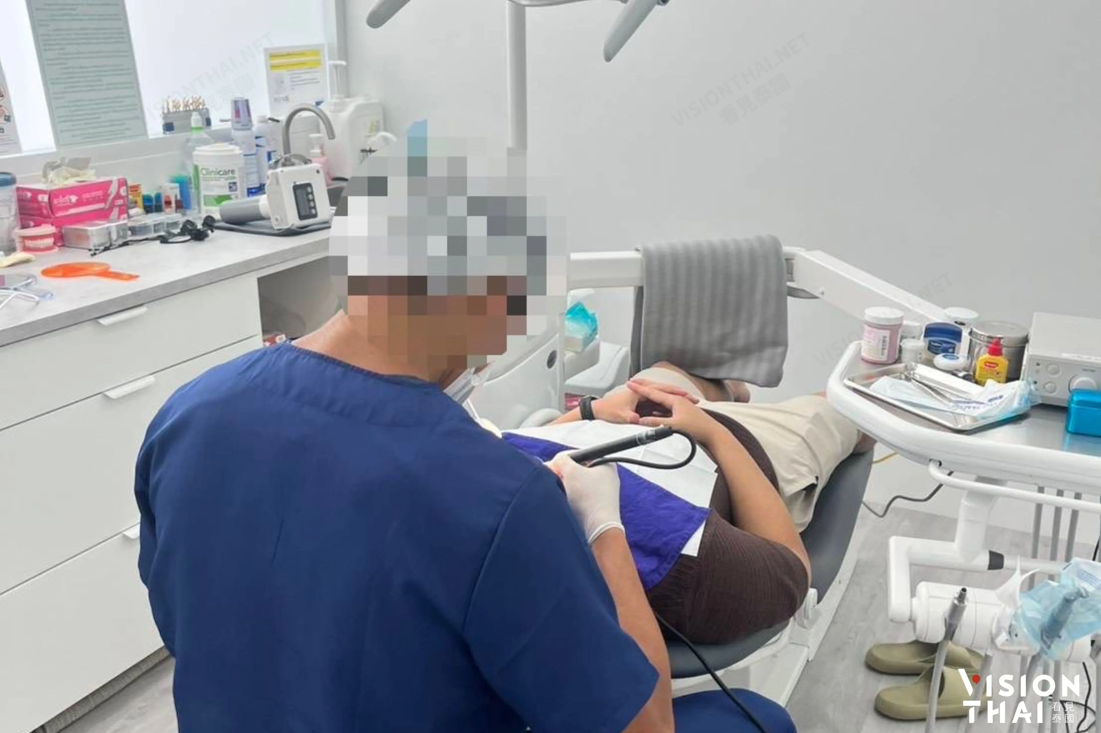 泰國警方在嫌犯為客戶看診時時將其逮捕（來源：Wichit Police）