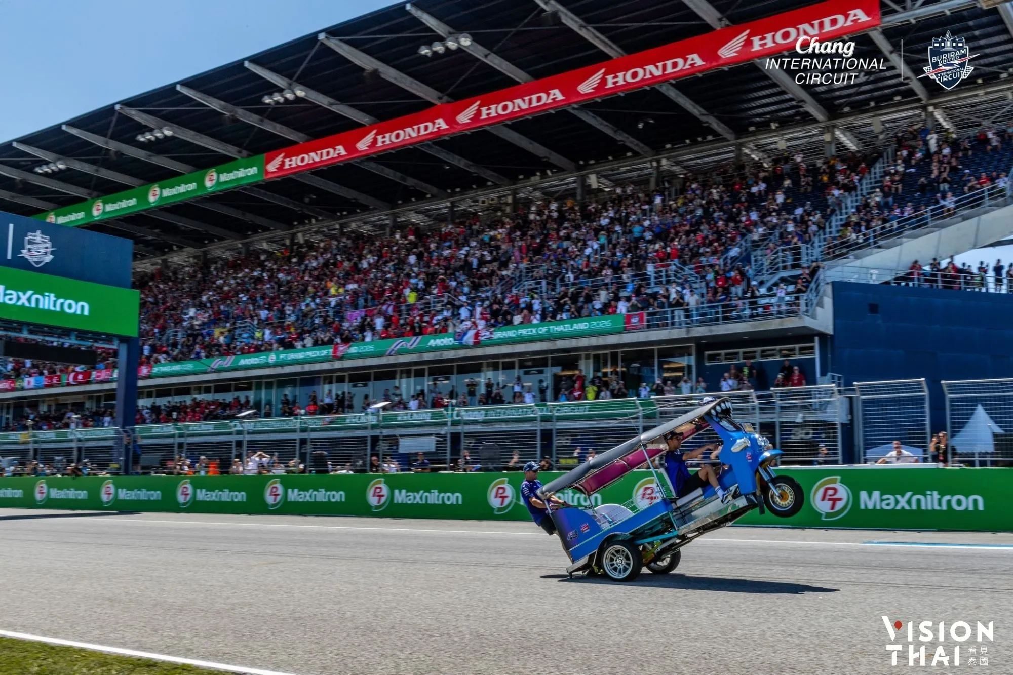 一名嘟嘟車賽車手表演了翹頭特技，贏得觀眾歡呼且奪得冠軍。（來源: Chang Circuit Buriram）