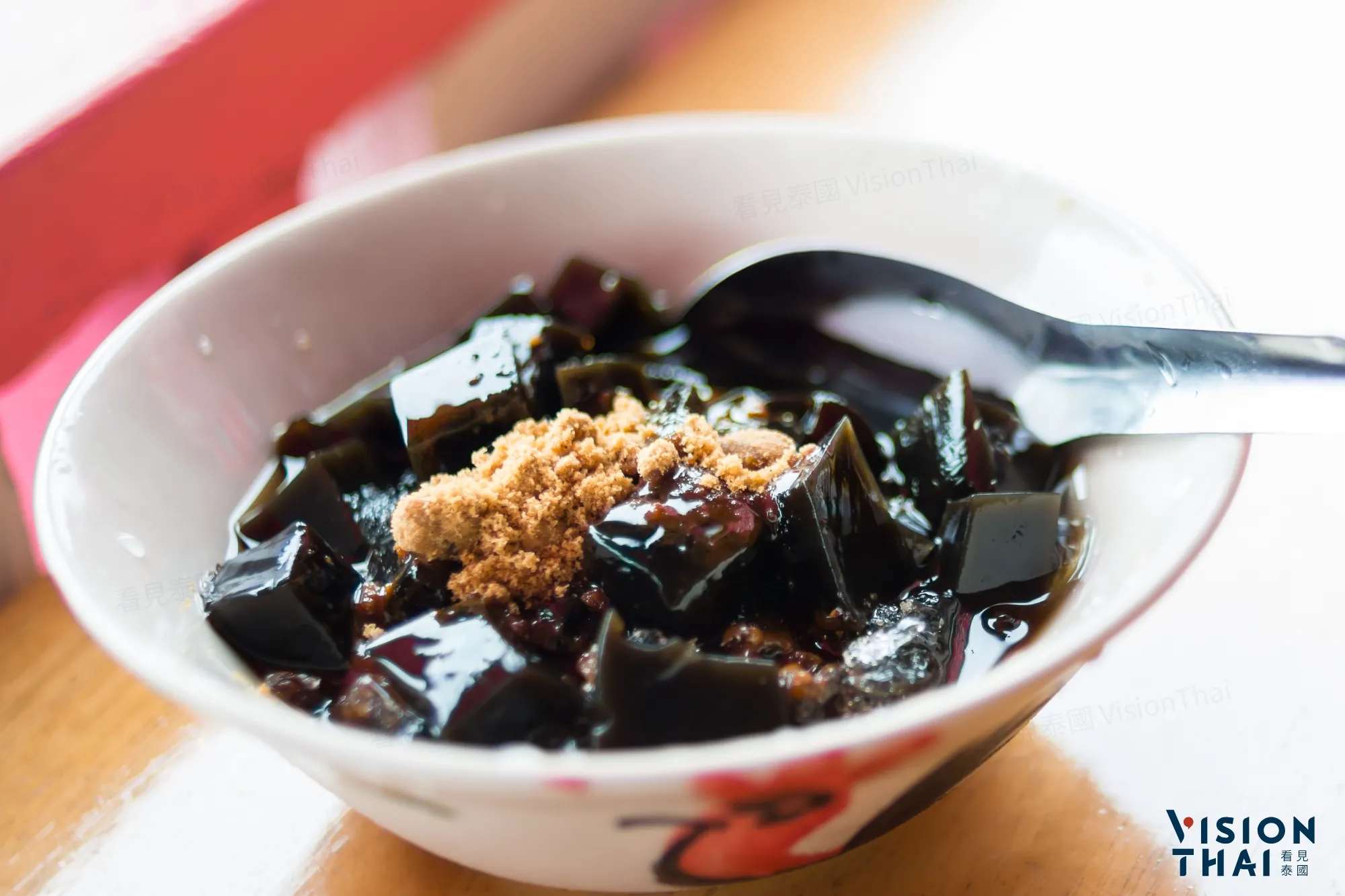 仙草配上碎冰、黑糖，就是最经典的泰式仙草吃法。（来源：看见泰国 VisionThai）