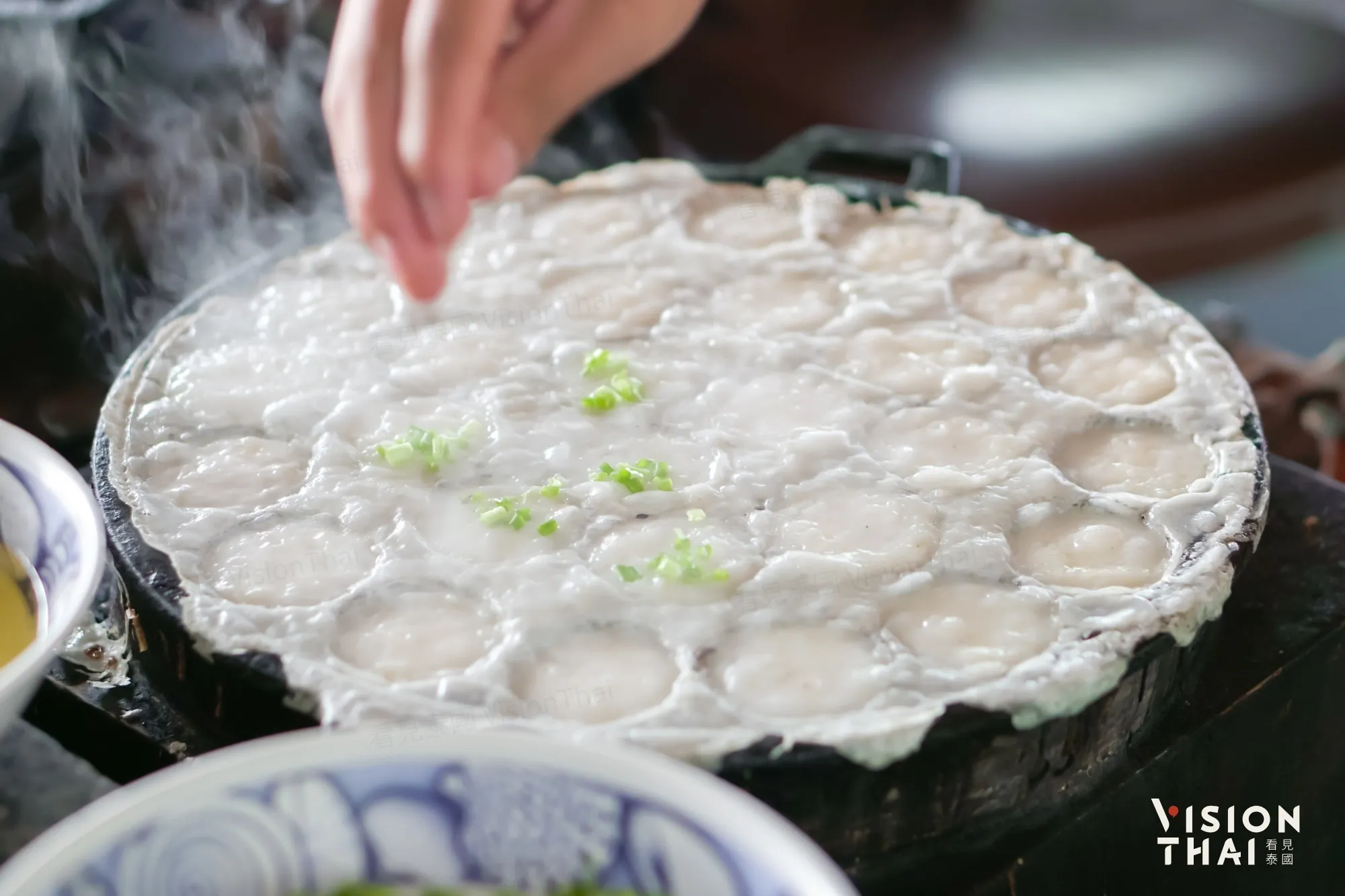 泰國街頭常見的國民甜點「脆皮椰奶燒」，相傳最早出現在大城王朝時期。（來源：看見泰國 VisionThai）