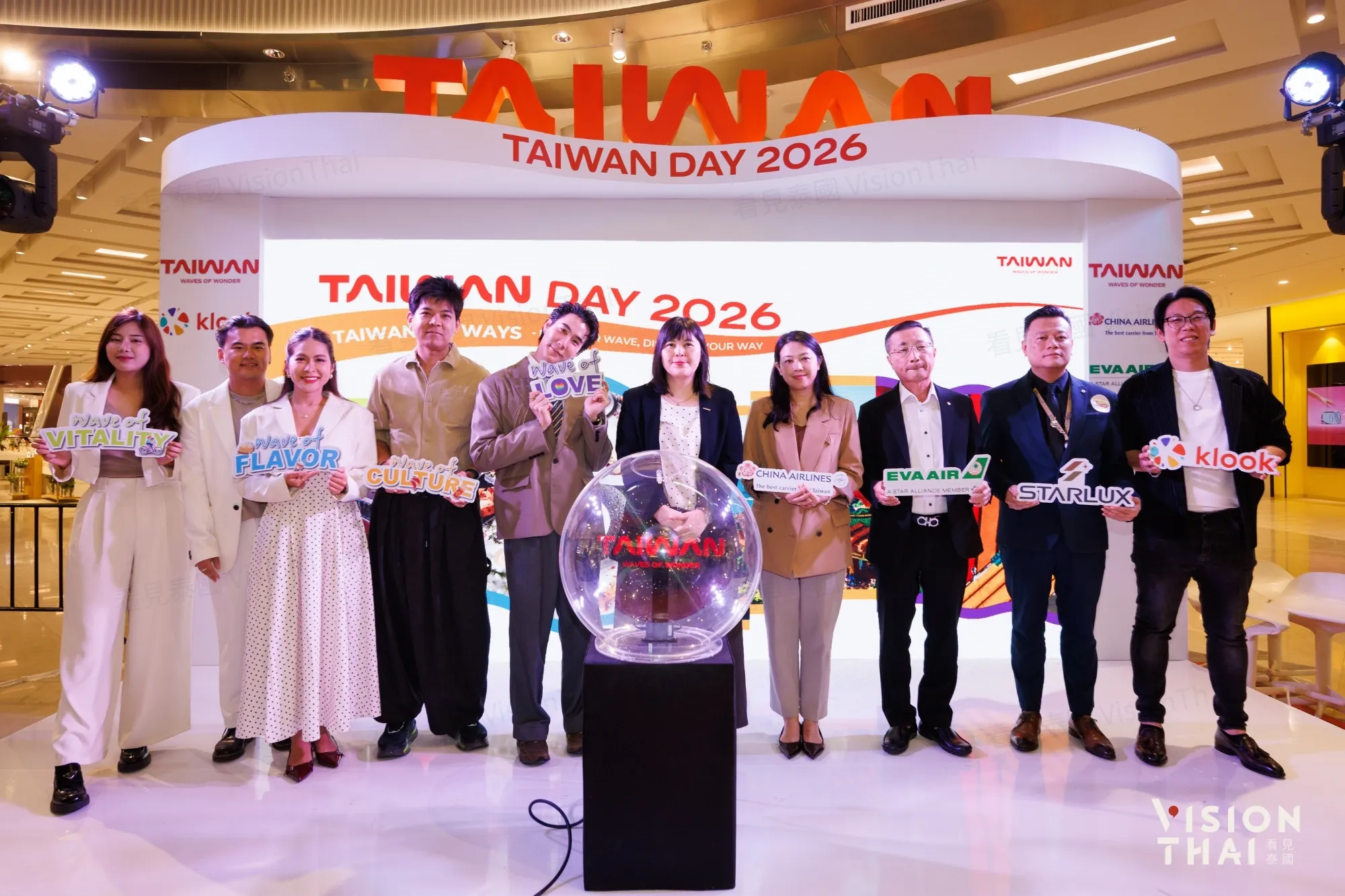 台灣觀光署曼谷辦事處主任陳憶婷偕同四組代言網紅及各合作夥伴KLOOK、中華航空、長榮航空及星宇航空。