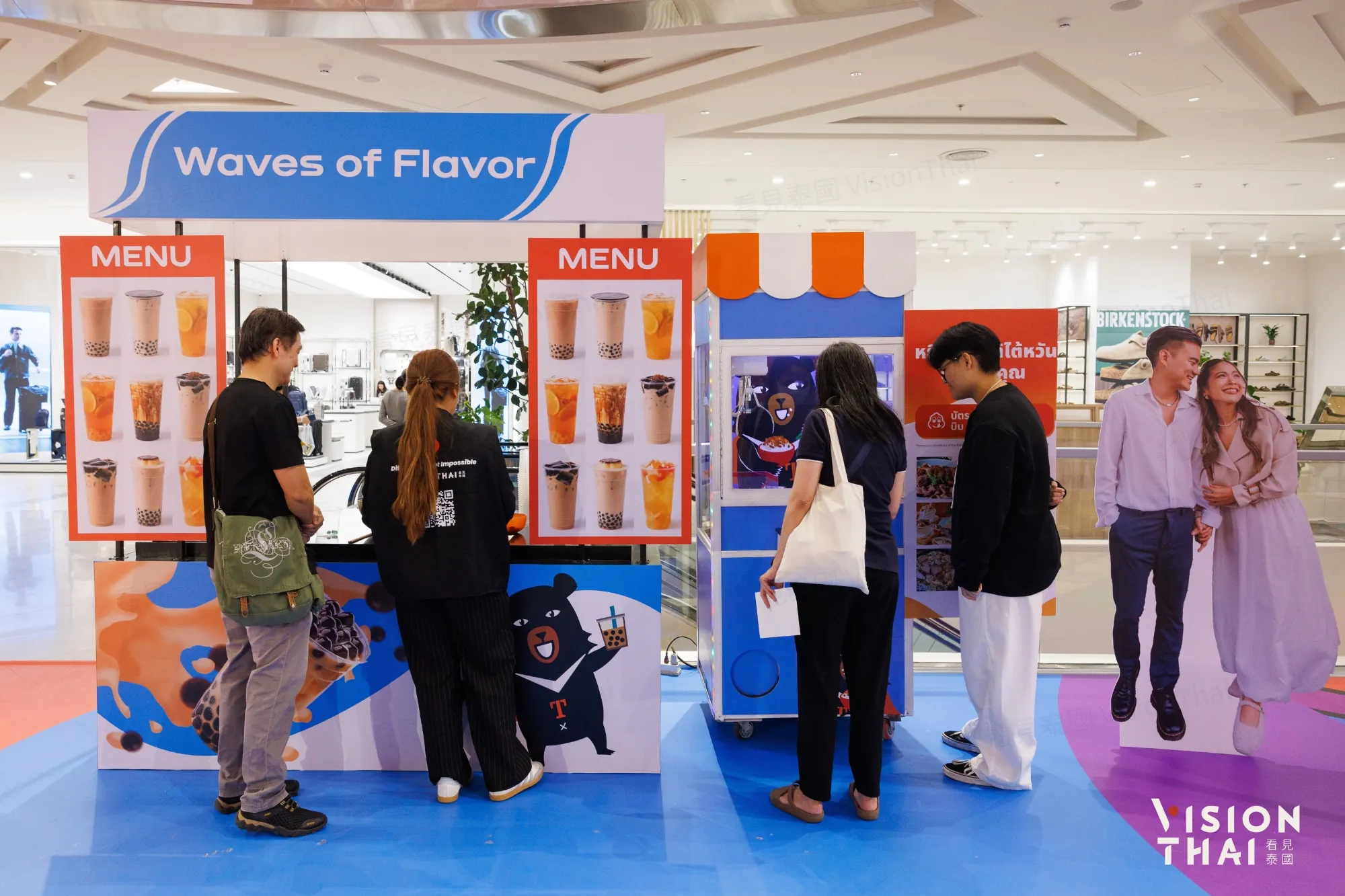 Waves of Flavor美食浪潮站點,體驗美食挑戰,並透過創意夾娃娃機領取活動獎勵,展現台灣飲食文化的趣味互動。