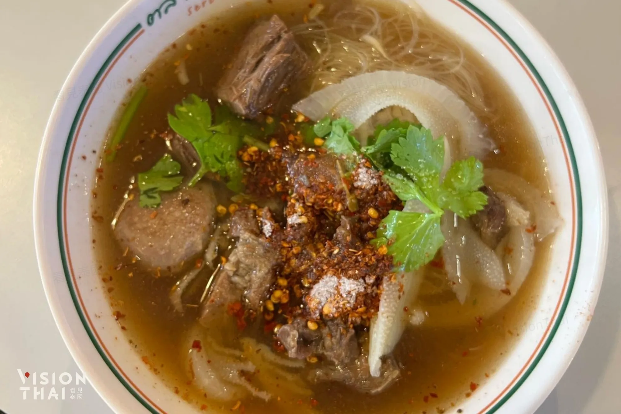 郭炎松牛肉麵湯頭呈深褐色，飽含草本香氣與膠質。（來源：官方社群）