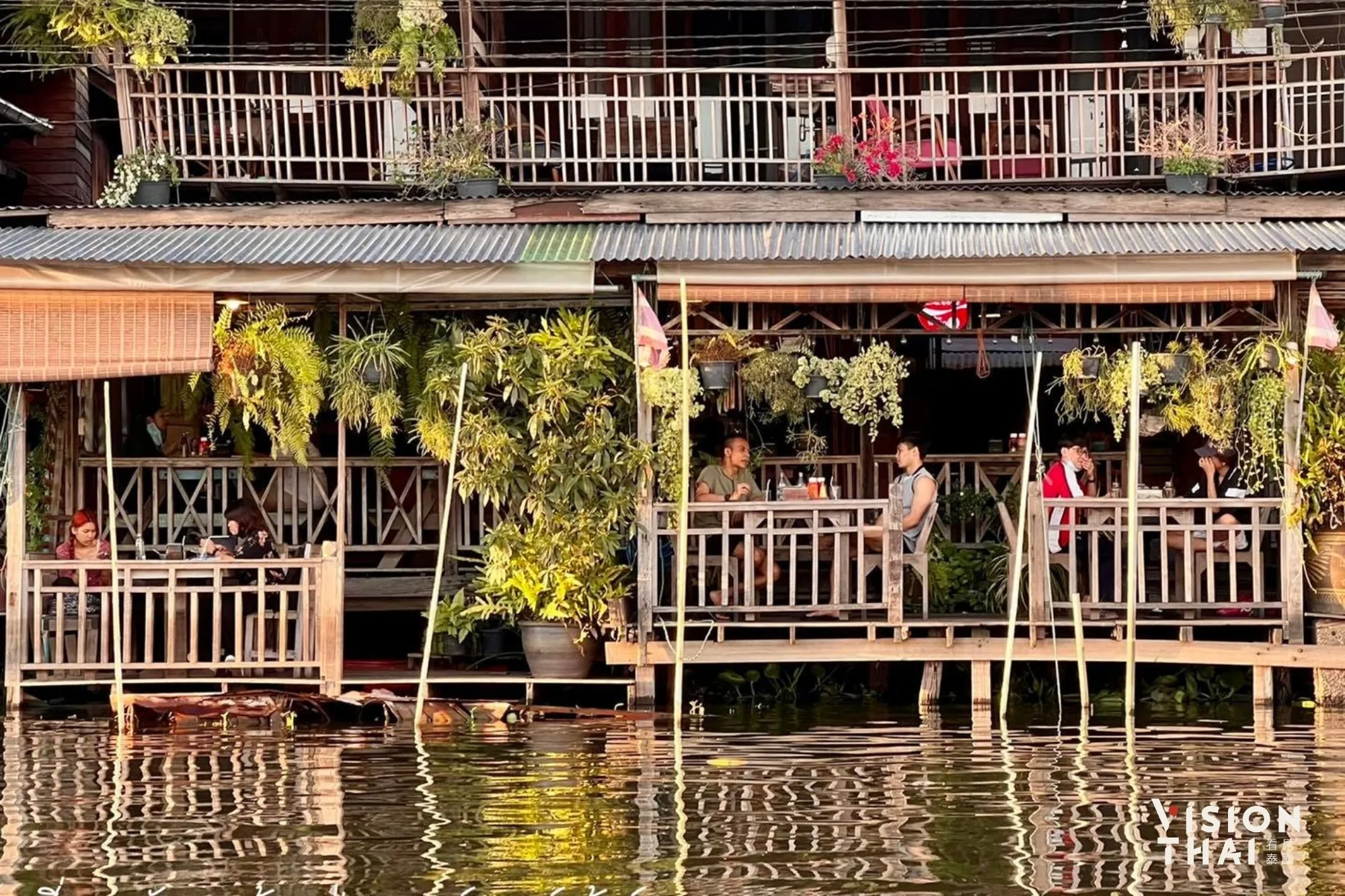 Si Yaek Huatakhe位於鱷魚頭水上市場，是間擁有河畔視野的百年木屋民宿&咖啡廳。（來源：官方社群）