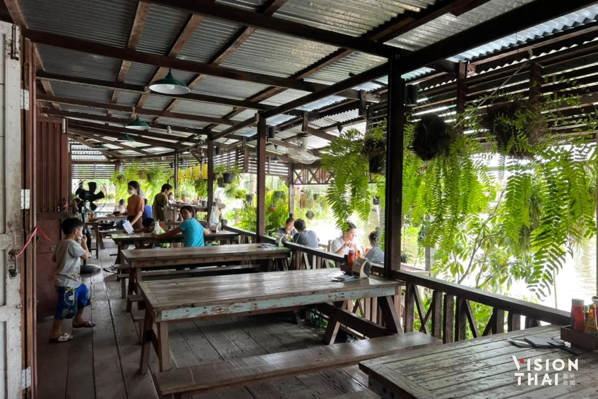 Si Yaek Huatakhe一樓為咖啡廳，二樓則為民宿。（來源：官方社群）