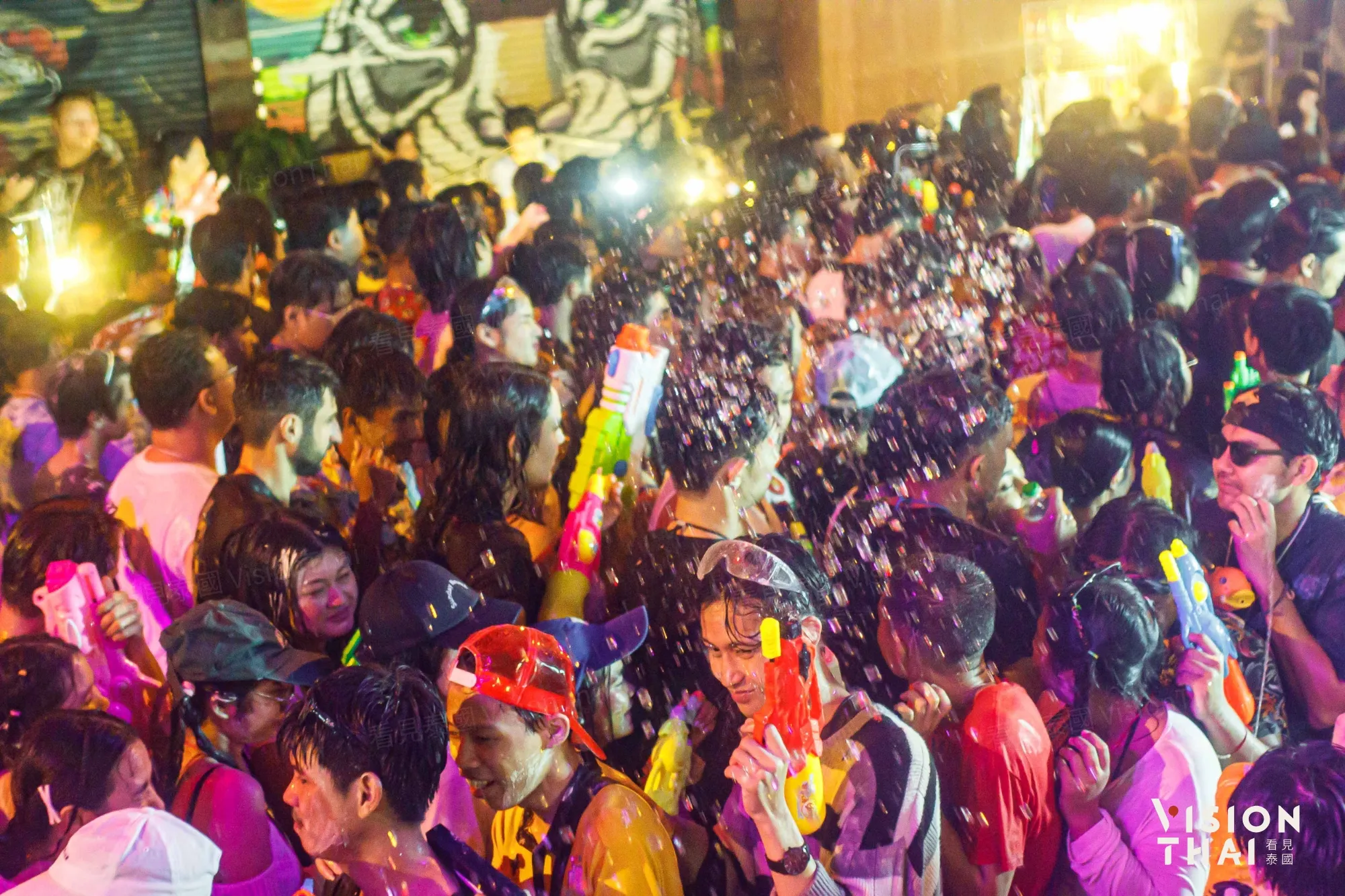 考山路潑水節期間越晚越熱鬧,整條街道沉浸在水花四濺與歡笑聲交織的沸騰氣氛中。(來源:看見泰國 VisionThai)