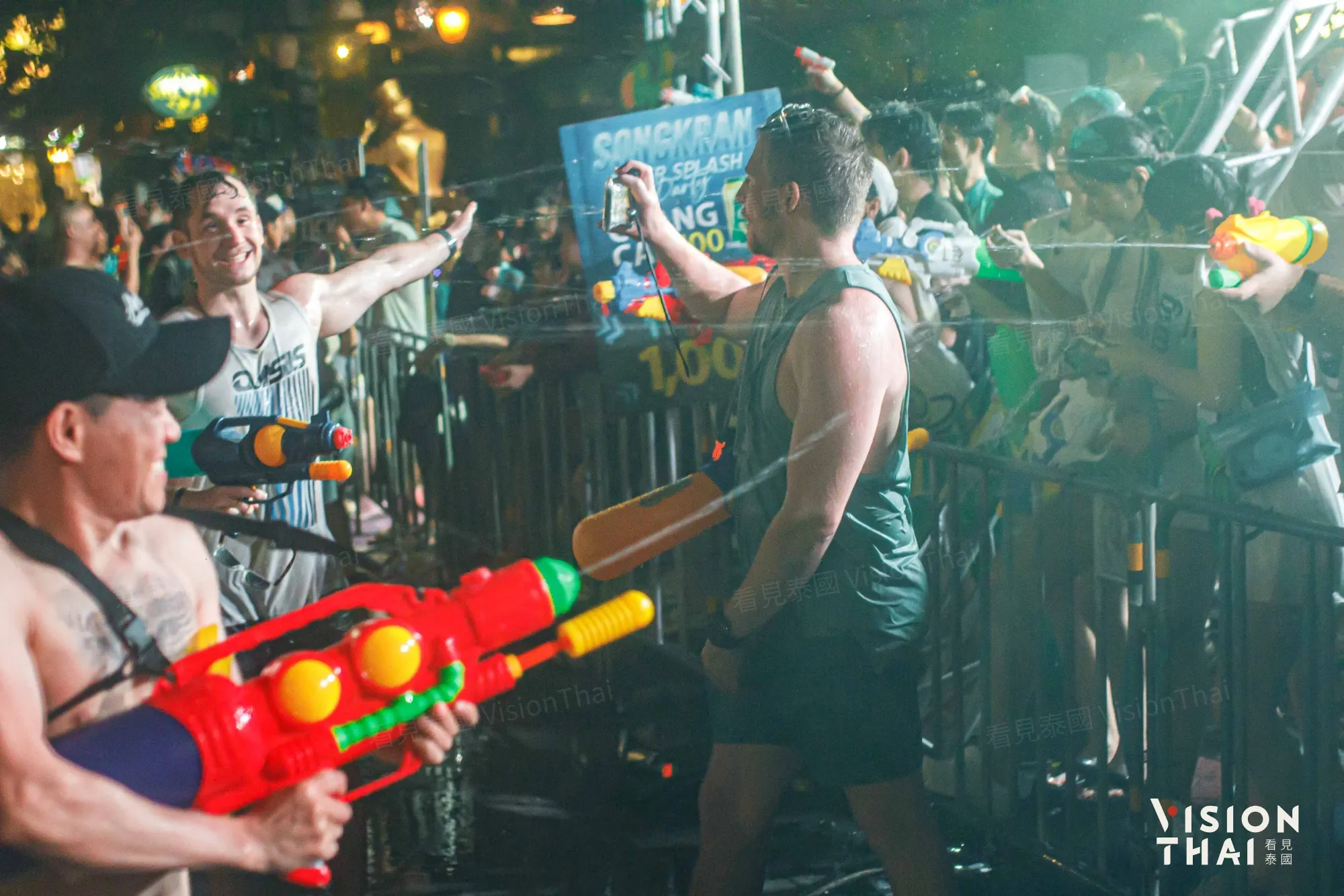 考山路也是外籍遊客「水槍大戰」大本營,展現了宋干節不分國界的歡樂魅力。(來源:看見泰國 VisionThai)