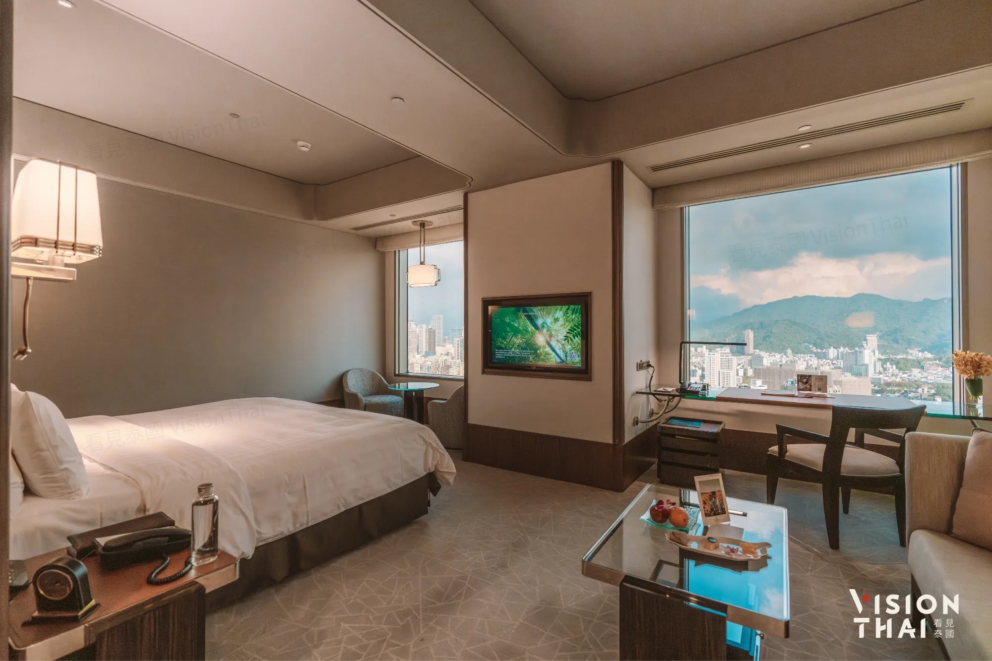 泰國百萬網紅Pai Gun Na入住台北遠東香格里拉，將台北101大樓與城市景觀盡收眼底。