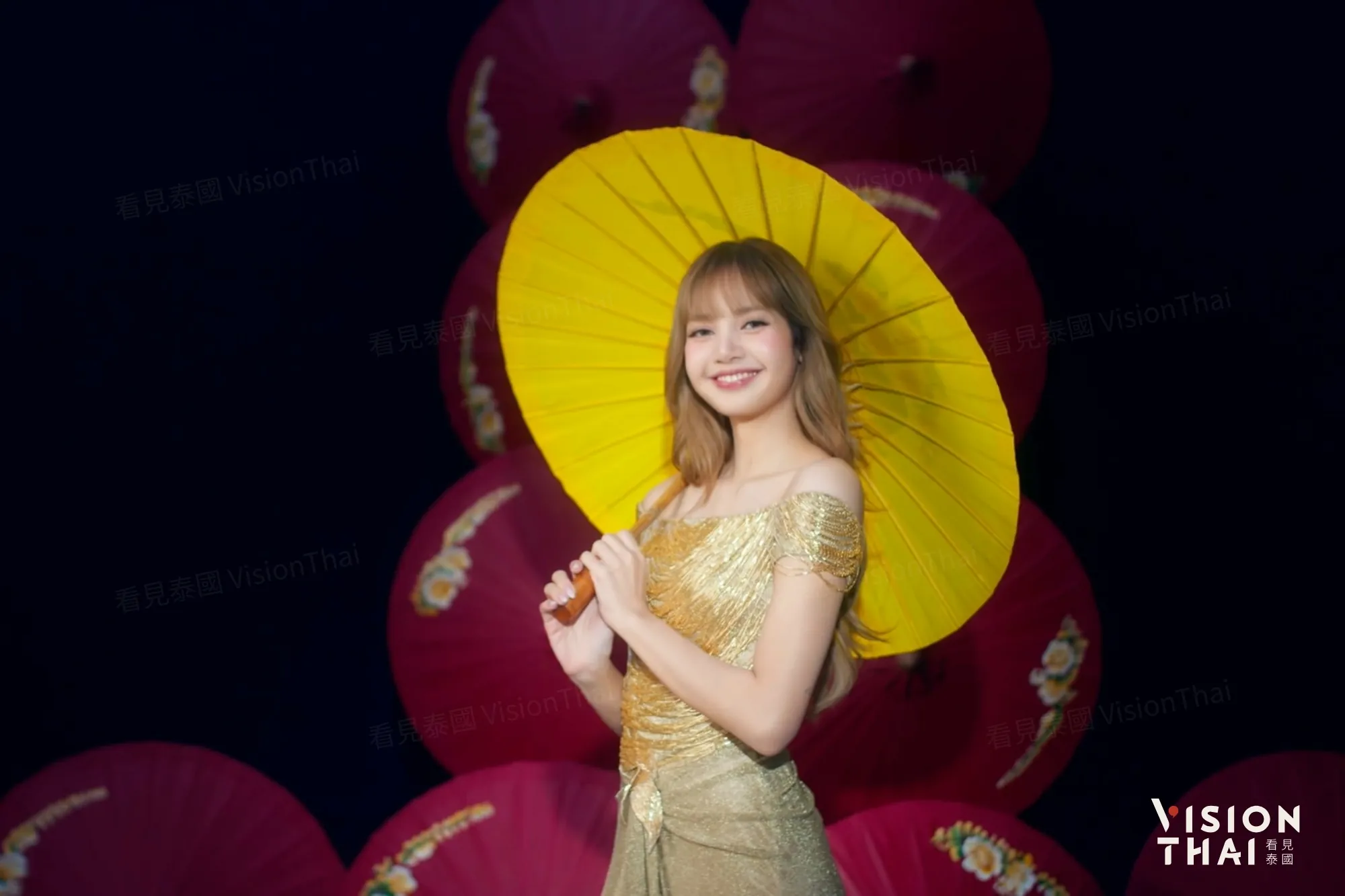 Lisa手拿清邁三甘烹府代表工藝品「博桑紙傘」（來源：TAT）