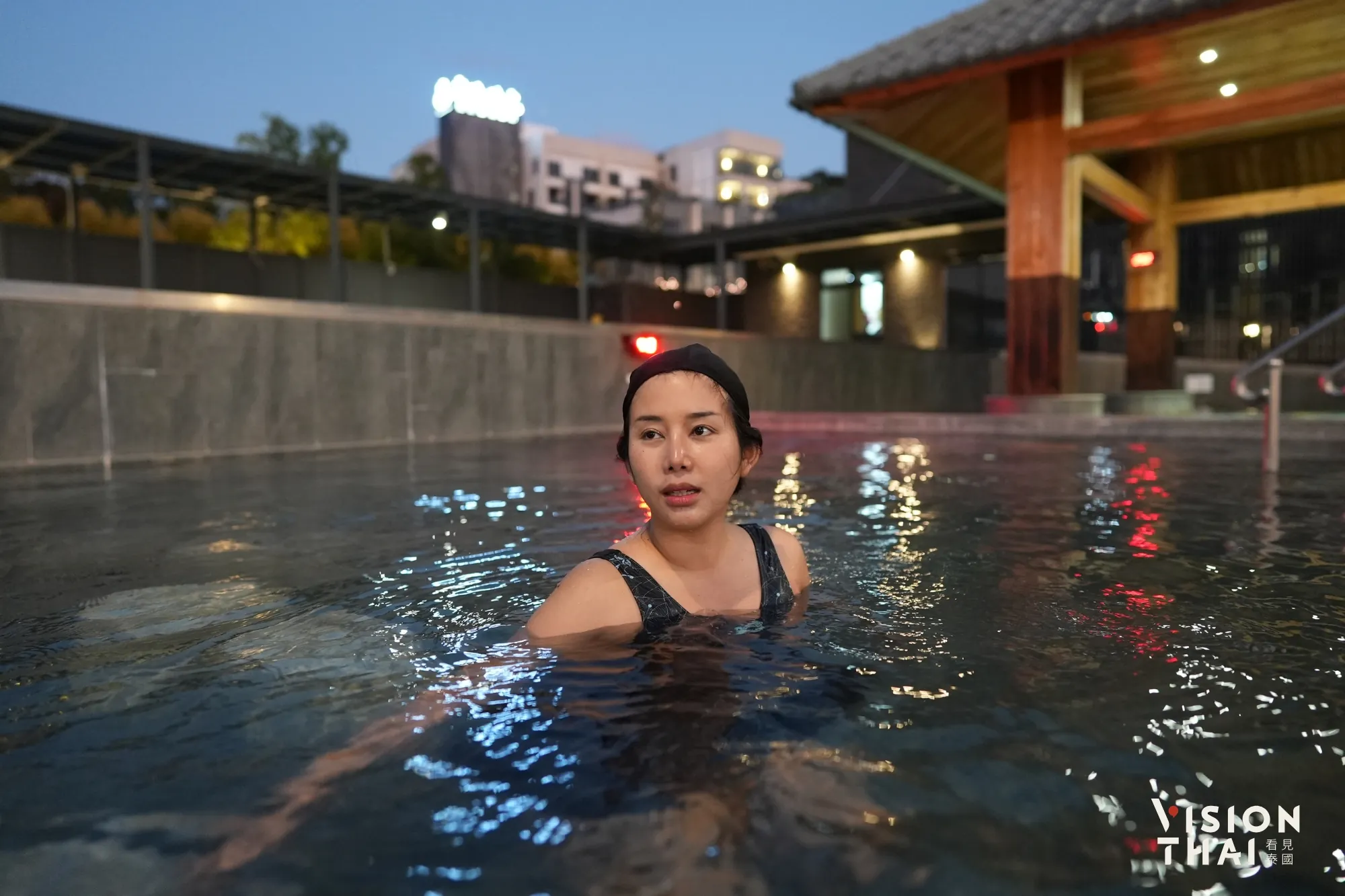 飯店內設有多種泡湯選擇，裸湯風呂、露天風呂、湯屋與戶外游泳池。