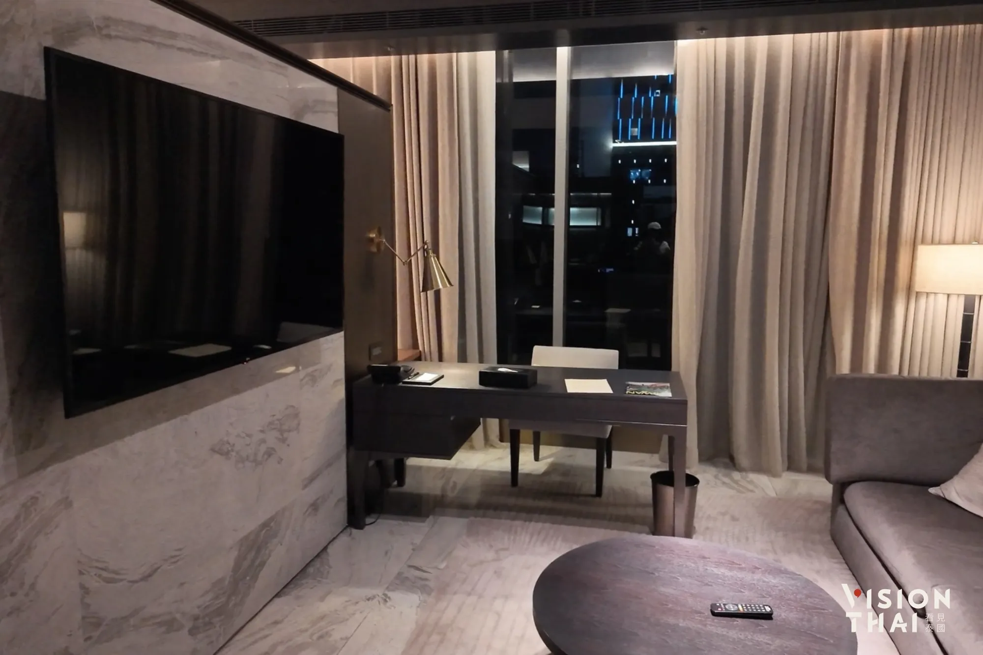 Koendanai 入住台北慕軒飯店天際套房，可以俯瞰城市夜景。