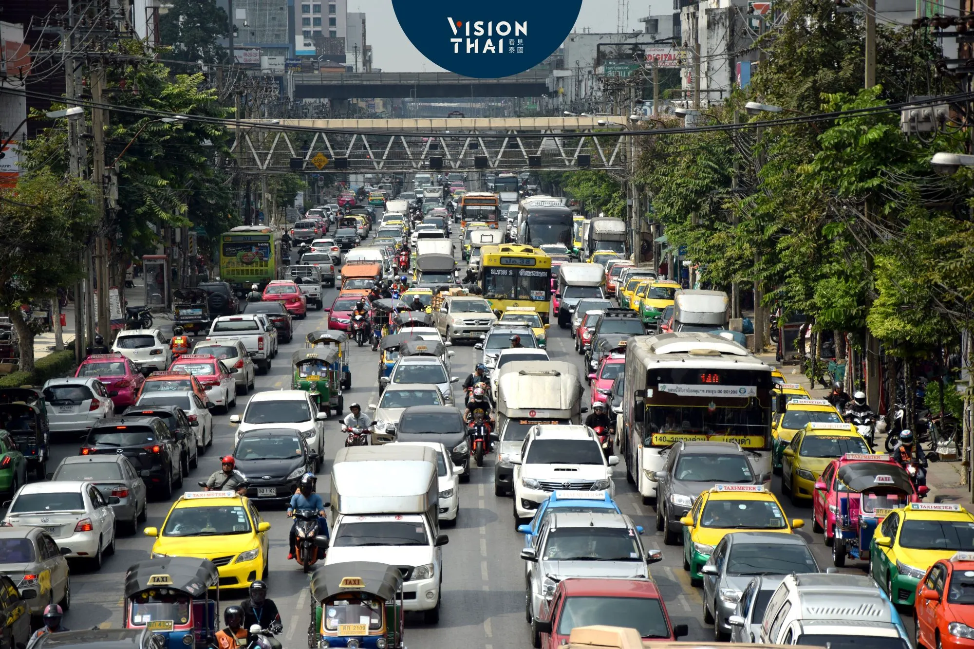 泰國4月1日起嚴格執法10項交通違規！超速、闖紅燈罰款飆至4千銖（來源：看見泰國 VisionThai）