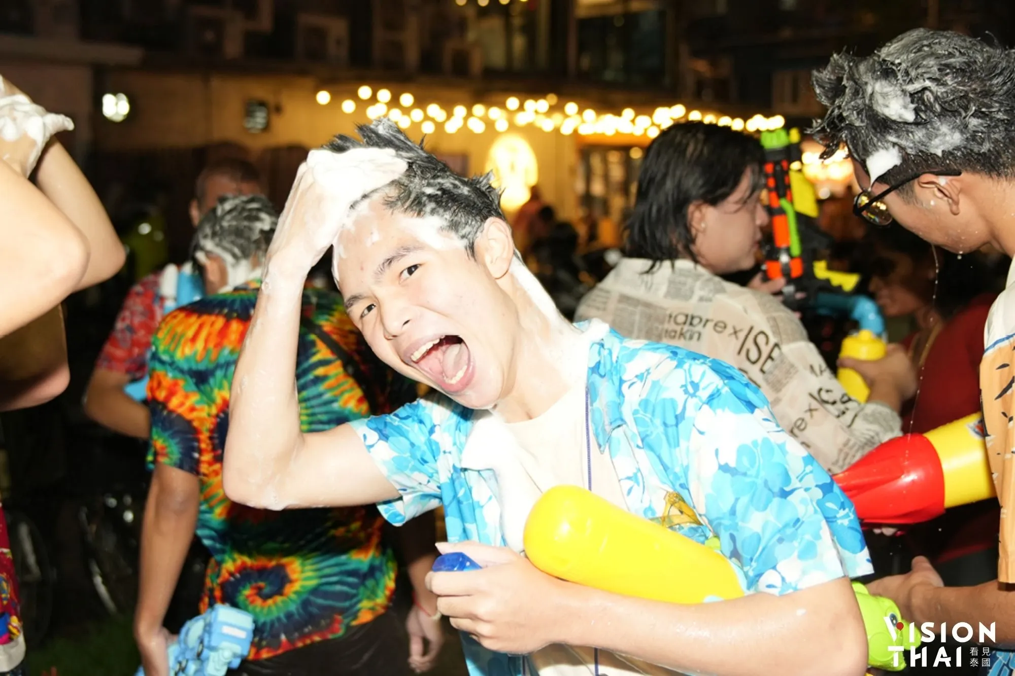 許多年輕人盡情狂歡,甚至搞笑地在街頭大玩「泡沫洗頭」,展現了宋干節充滿創意與幽默感的一面。(來源:สงกรานต์บรรทัดทอง - Banthatthong Water Street)