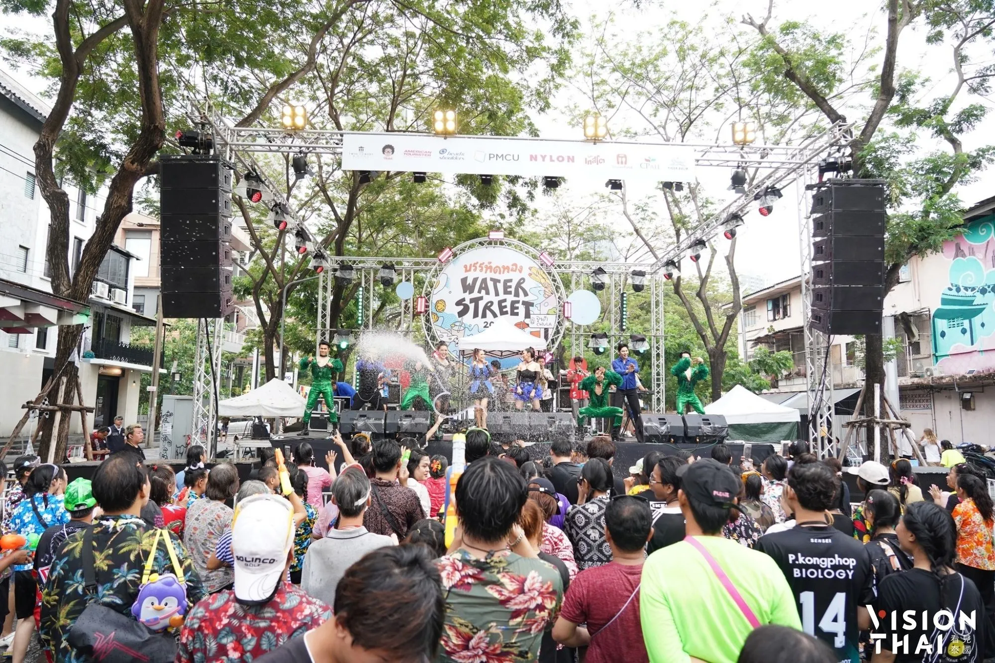 活動現場搭起了華麗的舞台,將有音樂表演與噴水特效將全場氣氛推向最高潮。(來源:สงกรานต์บรรทัดทอง - Banthatthong Water Street)