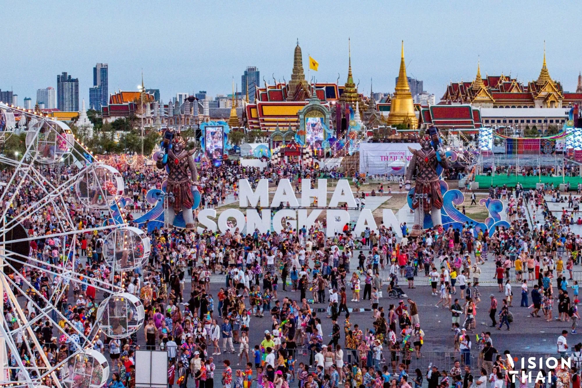 往年的皇家田廣場變身為宏偉的慶典中心,吸引了成千上萬的民眾前來共襄盛舉。(來源:ข่าวสารท่องเที่ยว ททท)