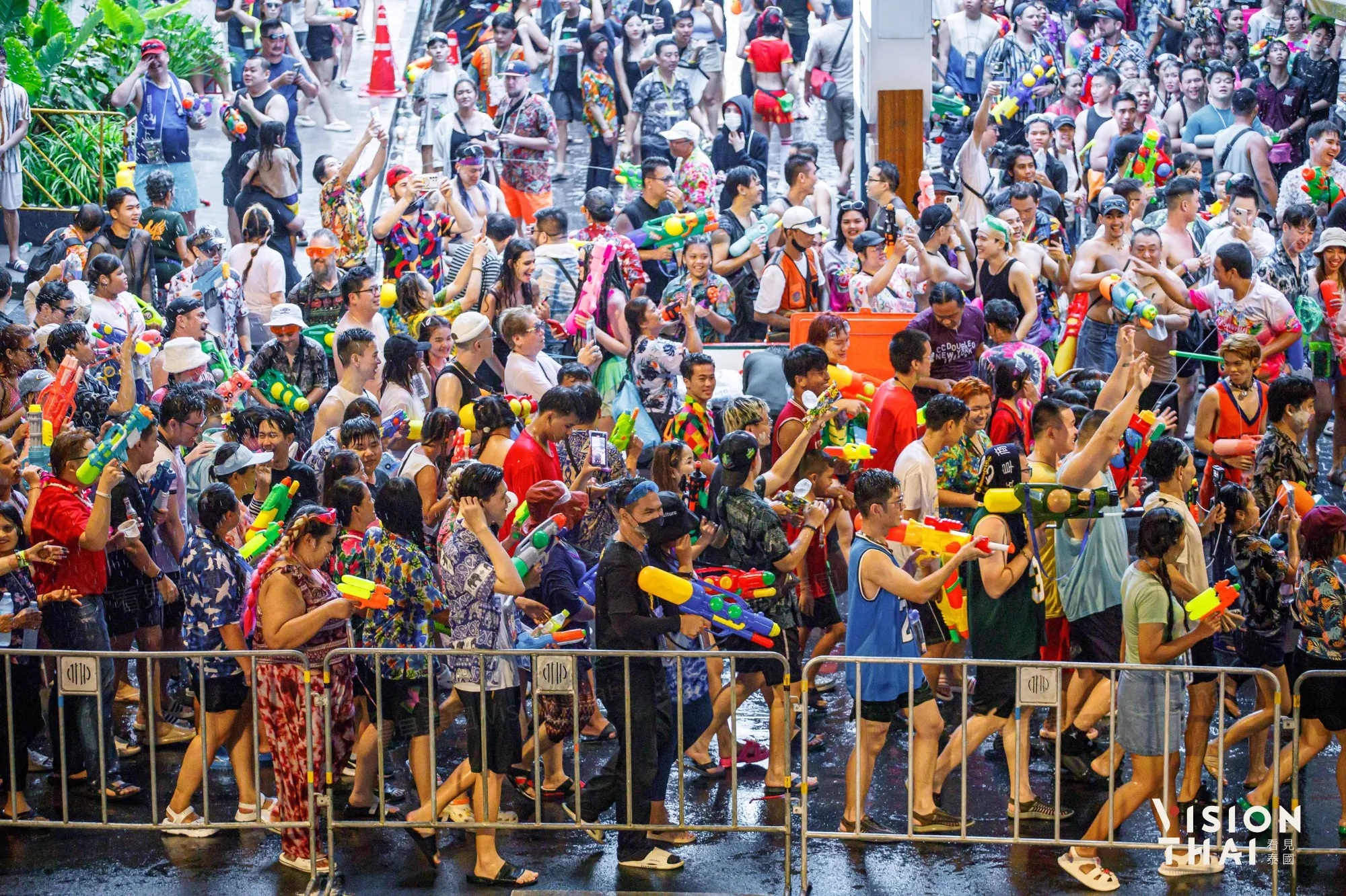 每年的是隆路在潑水節期間都會封街打水仗,是潑水節熱點之一(來源:看見泰國VisionThai)